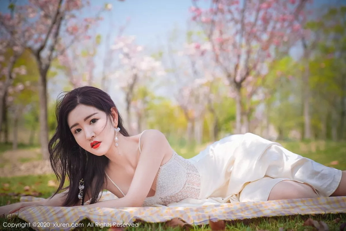 秀人集.com_[XiuRen秀人网]No.2297_嫩模沈梦瑶外景吊裙主题草地上半脱裙子真空露火辣身材诱惑写真55P