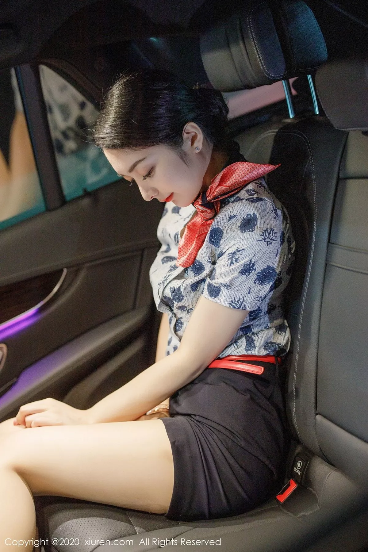 秀人集.com_[XiuRen秀人网]No.2305_女神Angela小热巴空乘制服主题剧情镜头下半脱秀完美身材写真100P