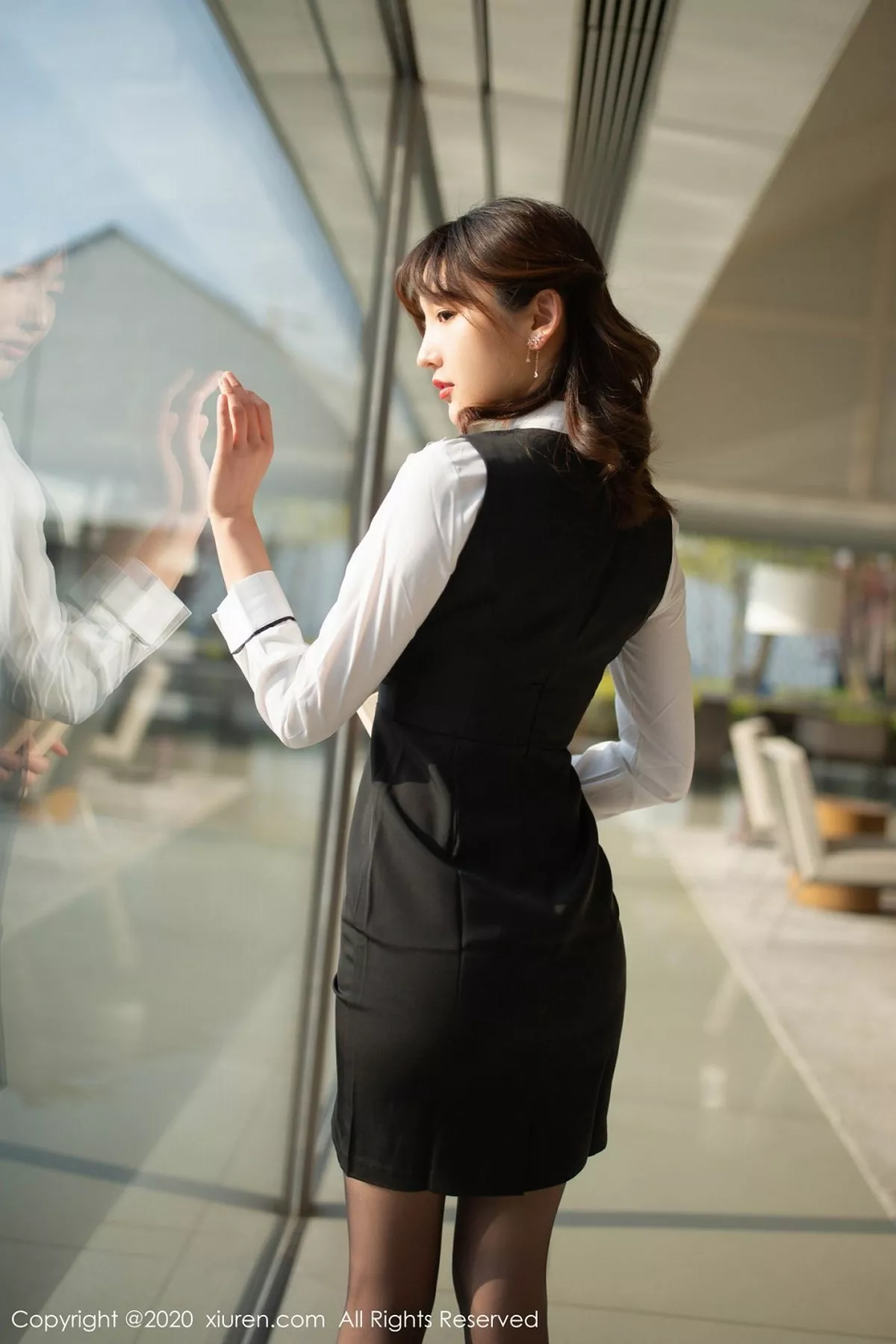 秀人集.com_[XiuRen秀人网]No.2312_嫩模陆萱萱乌镇+太湖旅拍前台经理主题黑丝裤袜秀翘臀诱惑写真72P