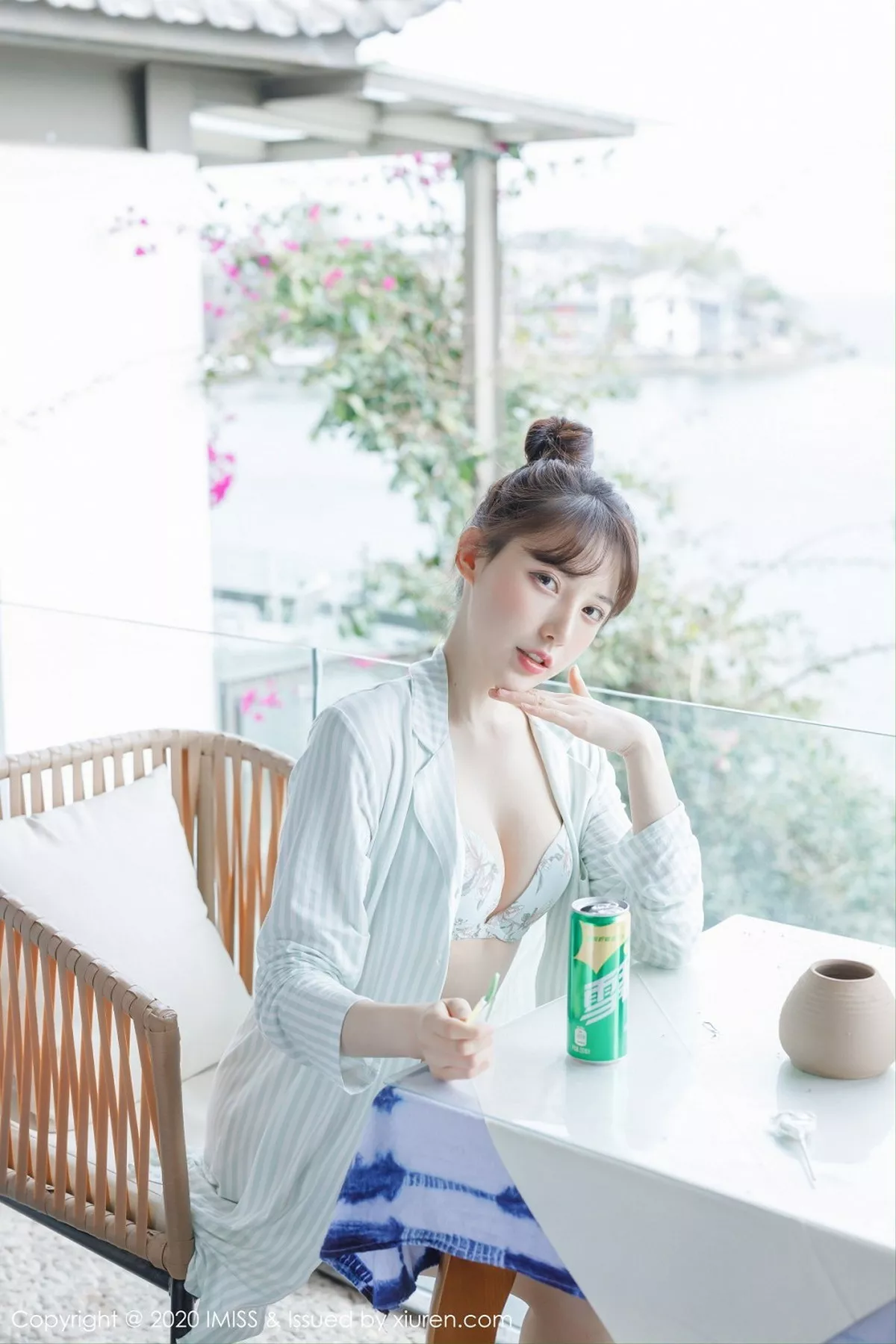 秀人集.com_[IMISS爱蜜社]Vol.481_女神Lynn刘奕宁私房床上性感衬衣半脱秀完美身材诱惑写真24P