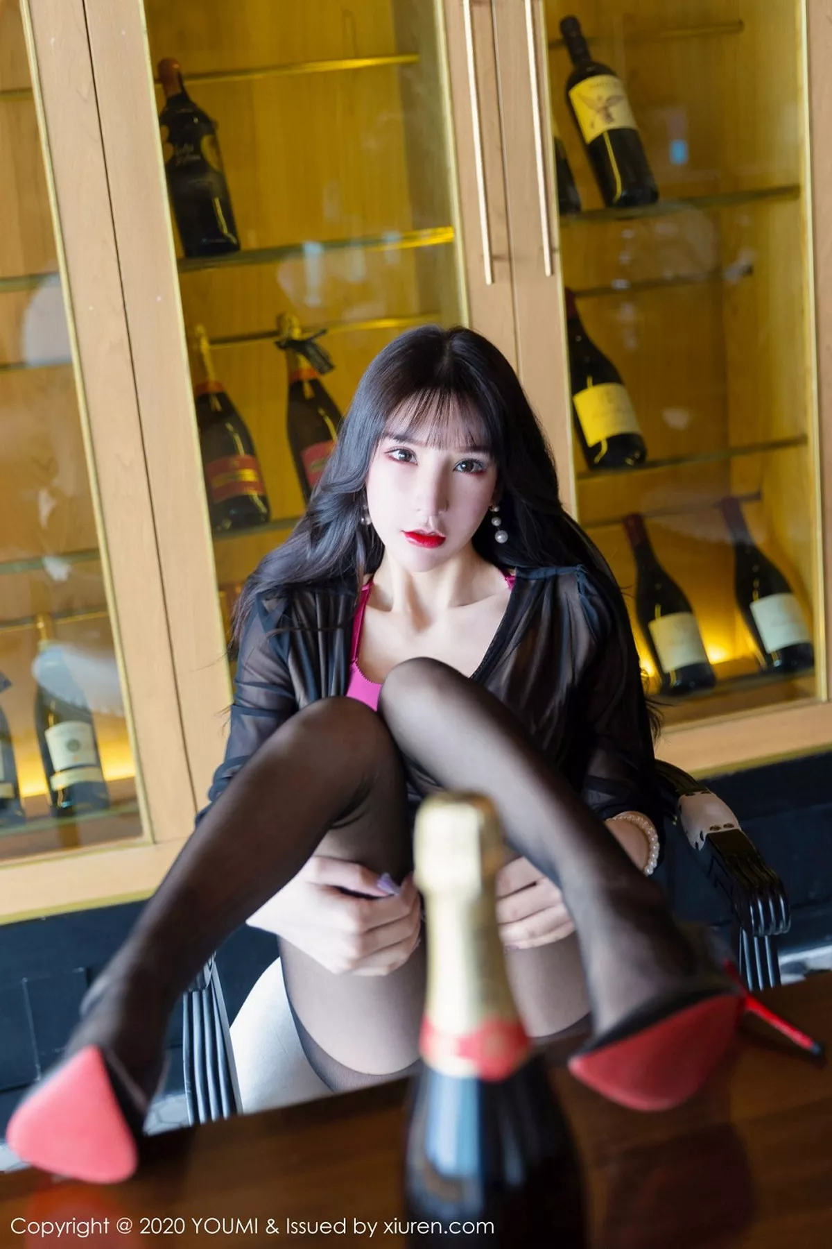 秀人集.com_[YouMi尤蜜荟]Vol.482_女神周于希Sandy云南旅拍典雅礼裙半脱秀开档黑丝裤袜诱惑写真61P