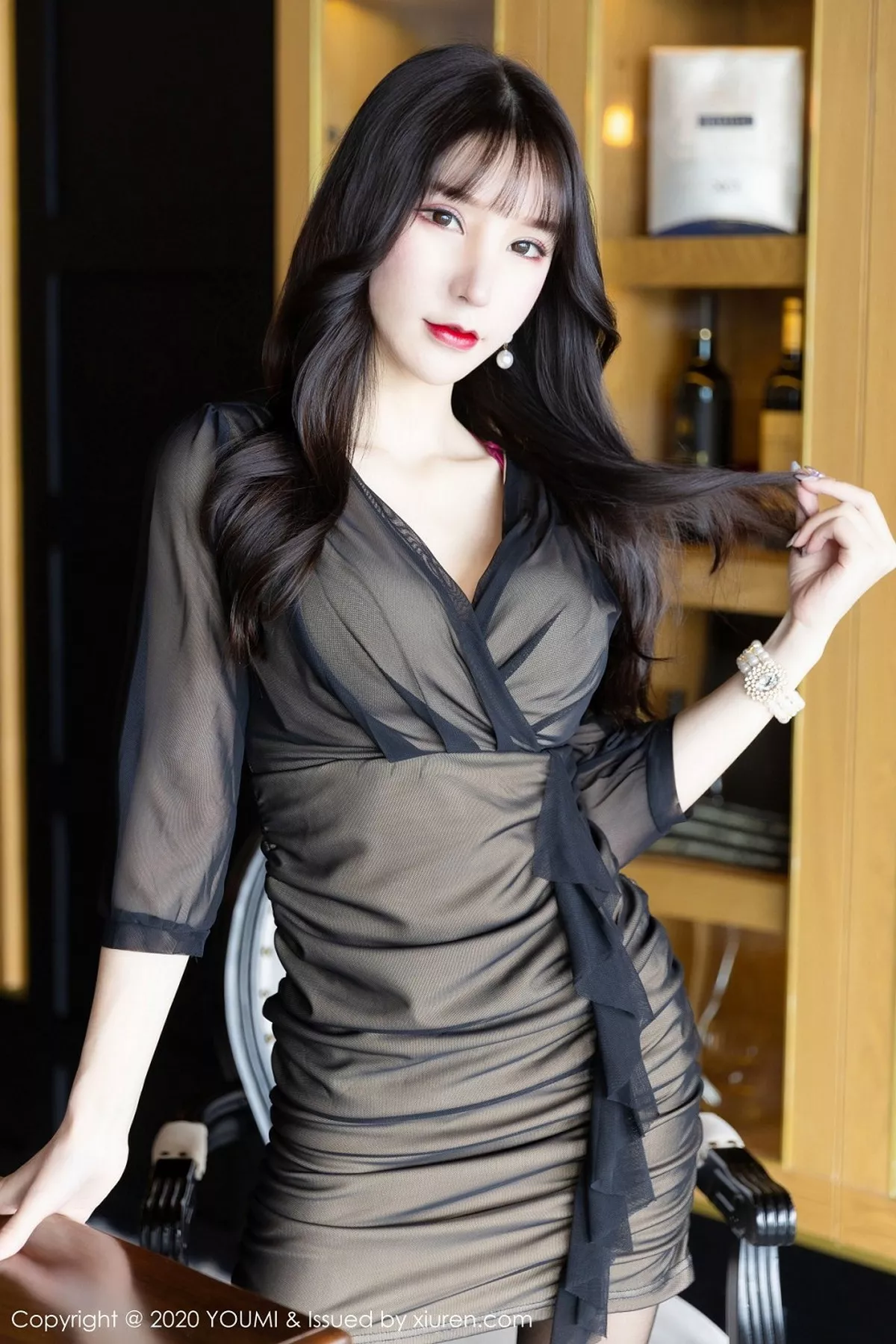 秀人集.com_[YouMi尤蜜荟]Vol.482_女神周于希Sandy云南旅拍典雅礼裙半脱秀开档黑丝裤袜诱惑写真61P