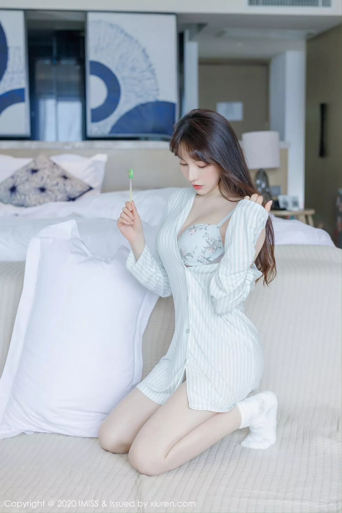 秀人集.com_[IMISS爱蜜社]Vol.481_女神Lynn刘奕宁私房床上性感衬衣半脱秀完美身材诱惑写真24P