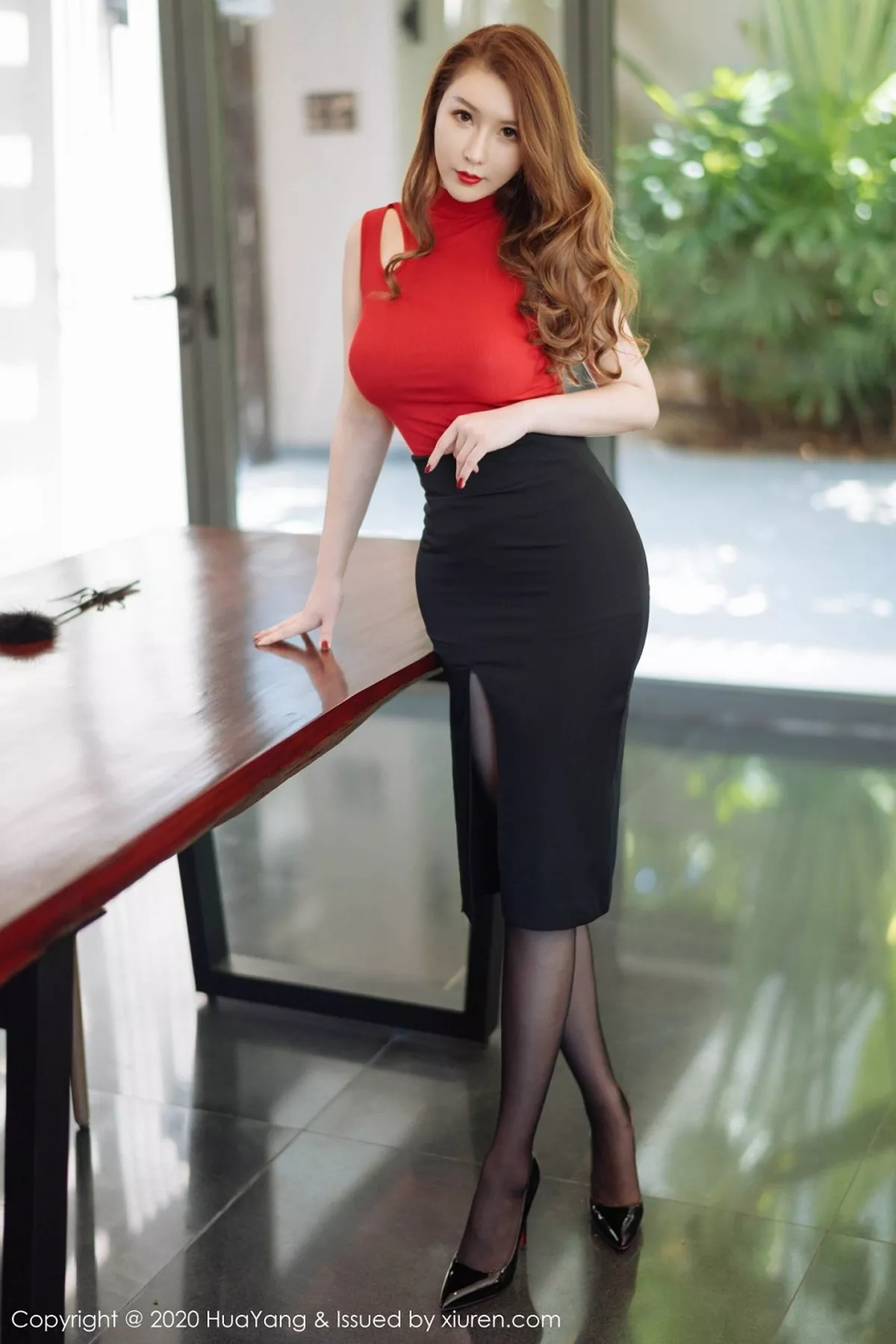 秀人集.com_[HuaYang花漾]Vol.254_女神Egg-尤妮丝三亚旅拍黑短裙配黑丝袜秀完美身材诱惑写真53P