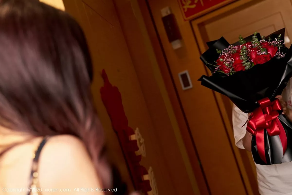 秀人集.com_[XiuRen秀人网]No.2327_女神杨晨晨sugar私房典雅吊裙半撩露红色蕾丝内裤撩人诱惑写真80P