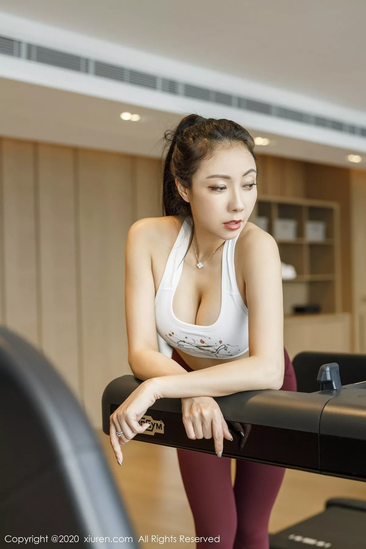 秀人集.com_[XiuRen秀人网]No.2332_御姐果儿Victoria时尚运动内衣浴室里无内肉丝湿身诱惑写真43P