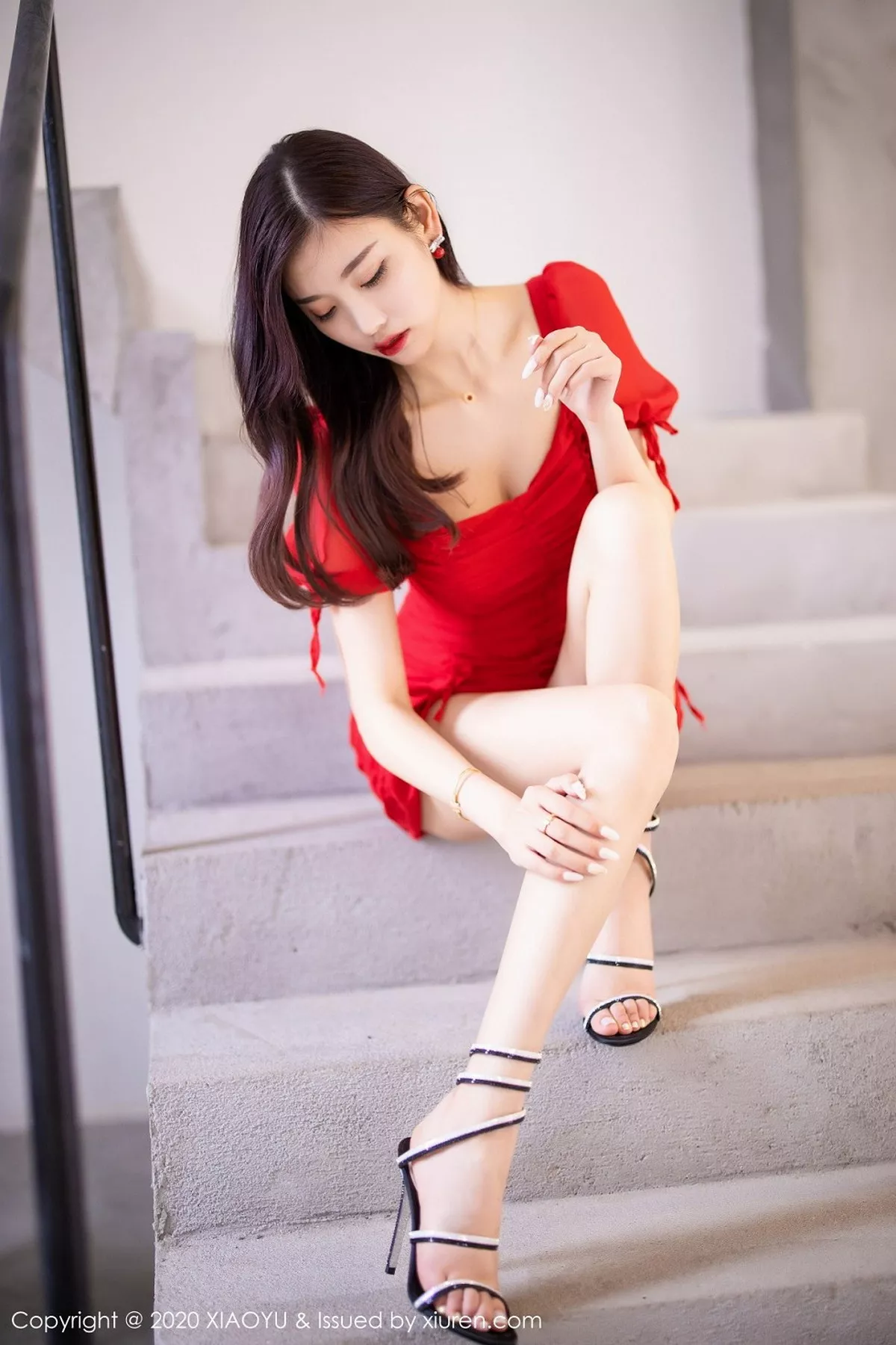 秀人集.com_[XiaoYu画语界]Vol.326_女神杨晨晨sugar街拍主题鲜艳红裙秀完美身材动人写真73P