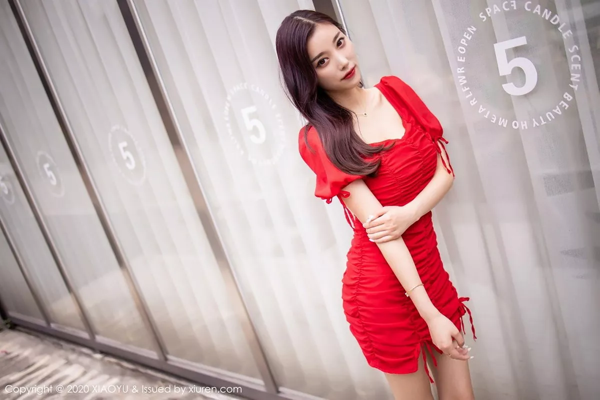 秀人集.com_[XiaoYu画语界]Vol.326_女神杨晨晨sugar街拍主题鲜艳红裙秀完美身材动人写真73P