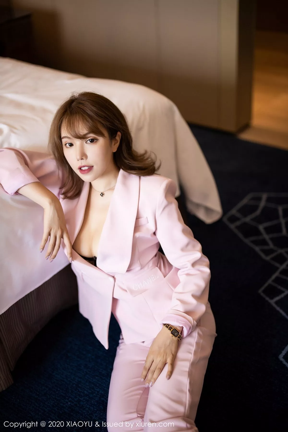 秀人集.com_[XiaoYu画语界]Vol.327_女神黄乐然私房粉色西装半脱露蕾丝吊袜秀美腿性感写真116P