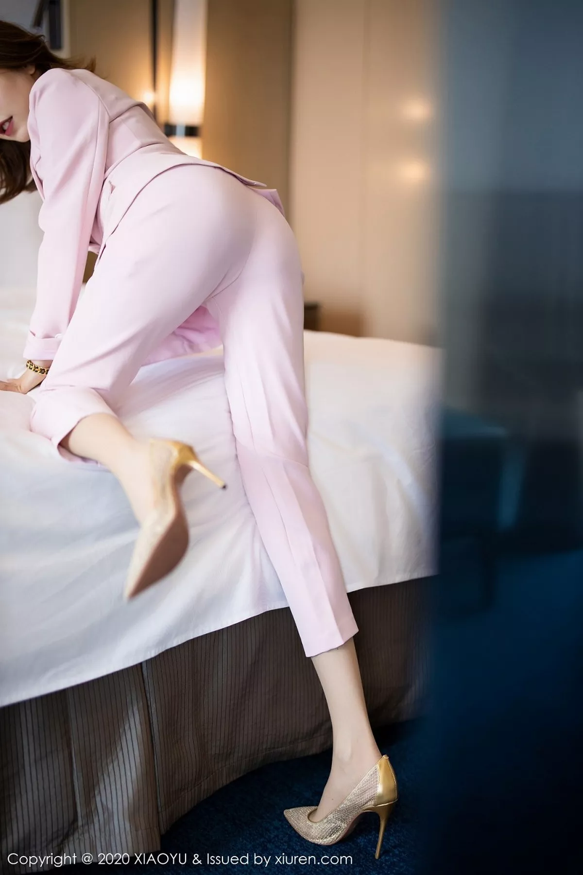 秀人集.com_[XiaoYu画语界]Vol.327_女神黄乐然私房粉色西装半脱露蕾丝吊袜秀美腿性感写真116P