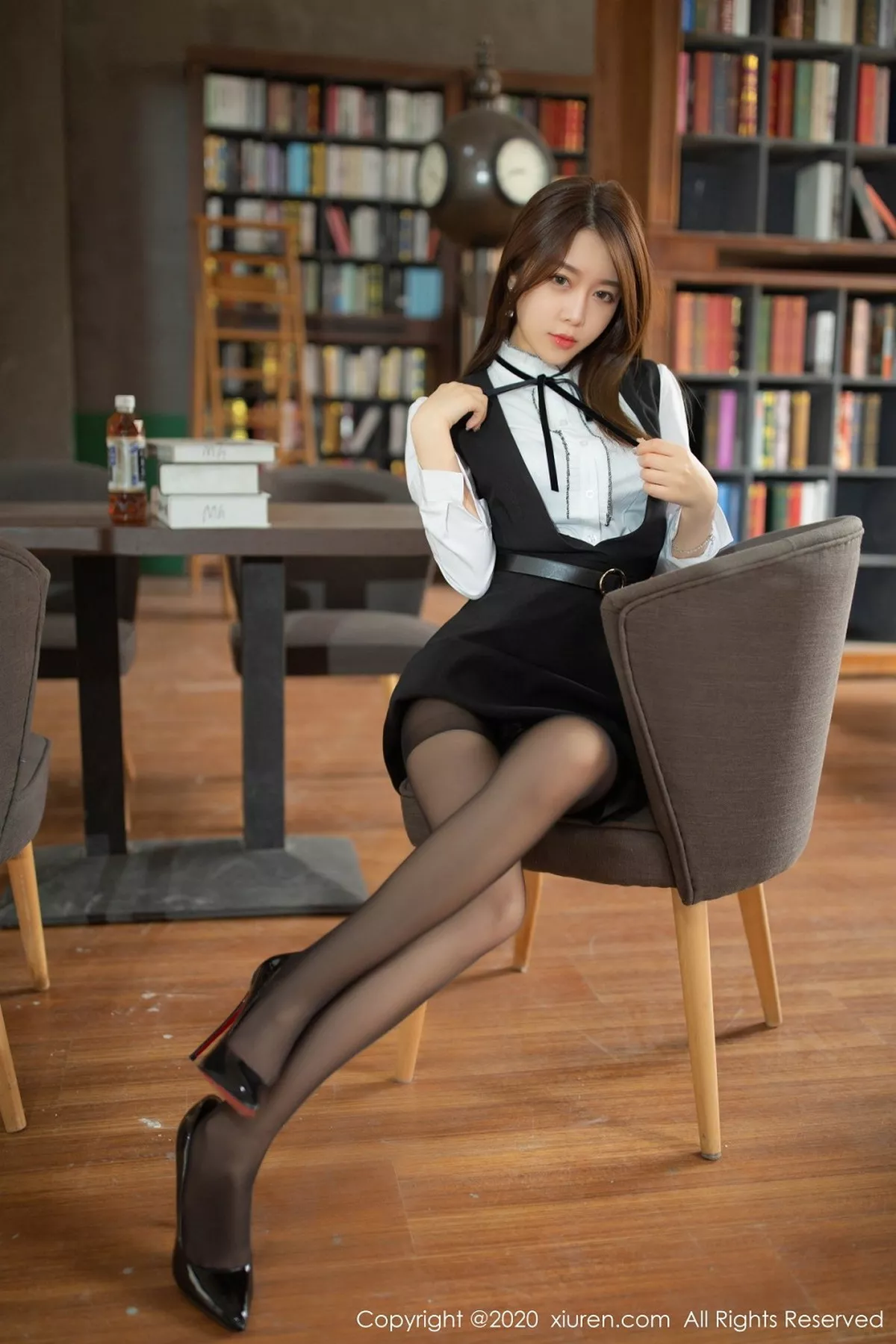 秀人集.com_[XiuRen秀人网]No.2338_嫩模夏诗雯Sally乌镇旅拍图书馆主题黑吊裙配黑丝裤袜诱惑写真68P