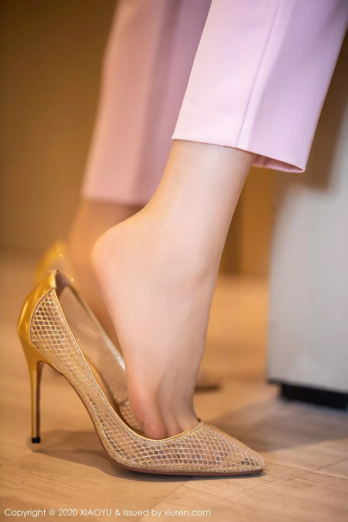 秀人集.com_[XiaoYu画语界]Vol.327_女神黄乐然私房粉色西装半脱露蕾丝吊袜秀美腿性感写真116P