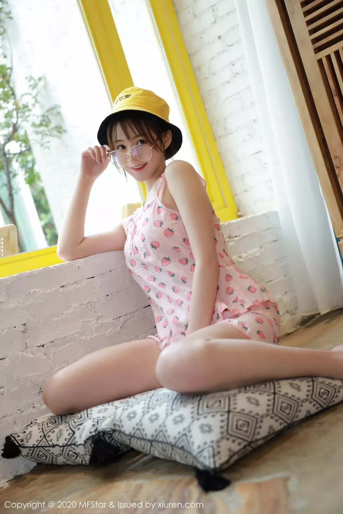 秀人集.com_[MFStar模范学院]Vol.349_嫩模yoo优优大理旅拍私房粉色草莓睡衣妩媚动人写真50P