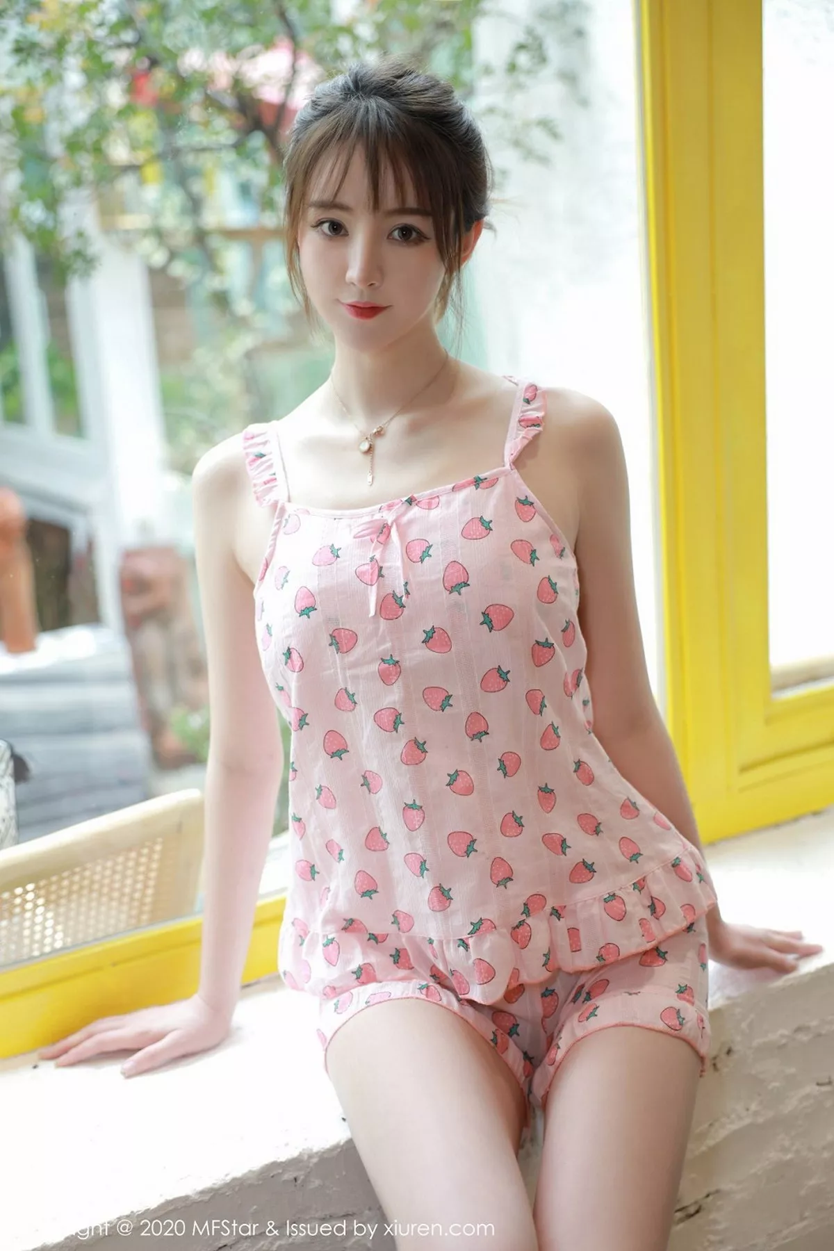 秀人集.com_[MFStar模范学院]Vol.349_嫩模yoo优优大理旅拍私房粉色草莓睡衣妩媚动人写真50P