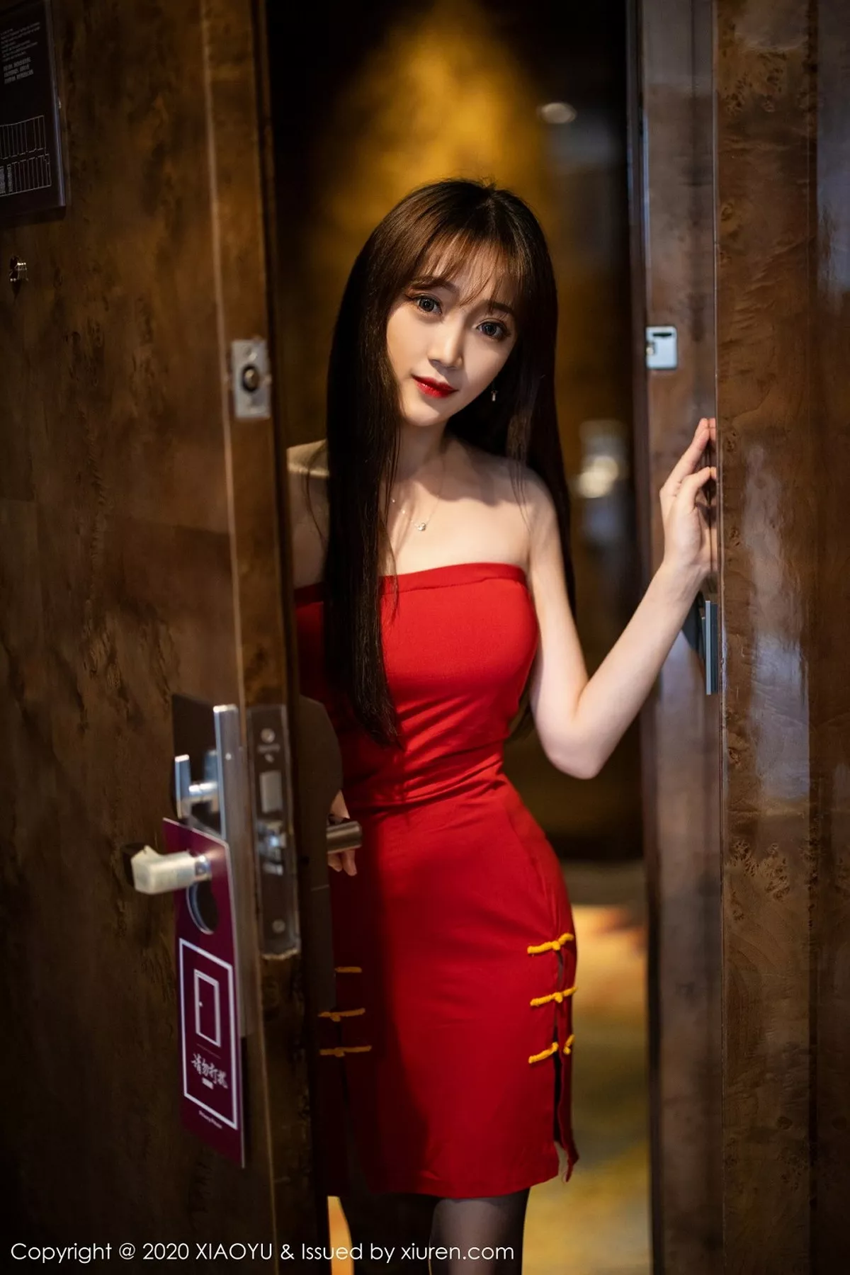 秀人集.com_[XiaoYu画语界]Vol.313_嫩模允儿Claire猩红典雅礼服半脱露性感黑色内衣诱人写真79P