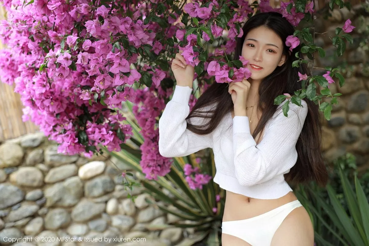 秀人集.com_[MFStar模范学院]Vol.334_嫩模Laura苏雨彤大理旅拍花丛中白色缕空服饰诱惑写真55P