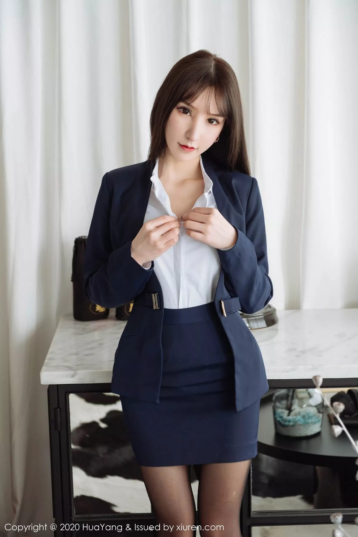 秀人集.com_[HuaYang花漾]Vol.247_女神周于希云南旅拍私人管家主题开档黑丝裤袜诱惑写真65P