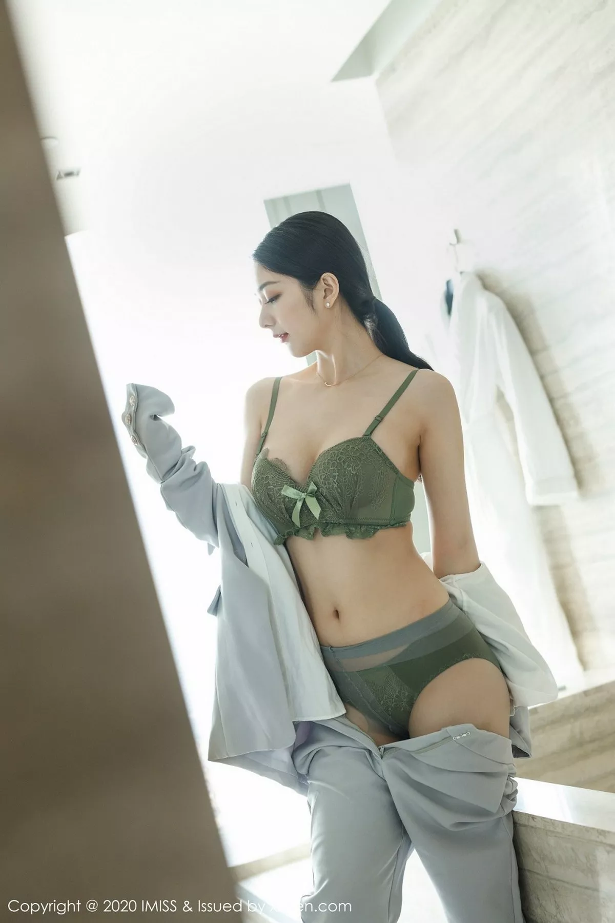 秀人集.com_[IMISS爱蜜社]Vol.483_女神@Angela小热巴飒爽干练西装半脱露性感内衣诱惑写真58P