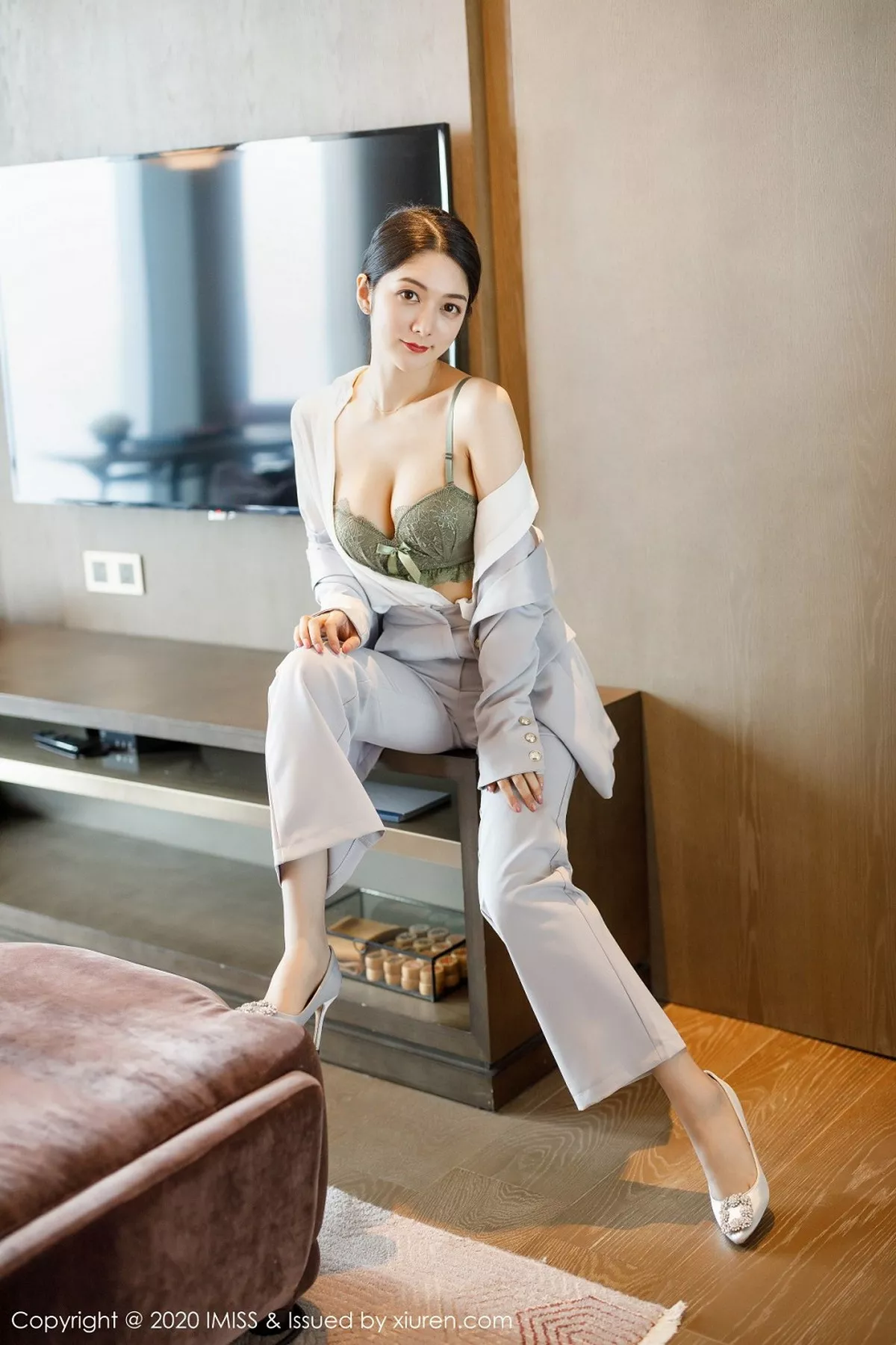 秀人集.com_[IMISS爱蜜社]Vol.483_女神@Angela小热巴飒爽干练西装半脱露性感内衣诱惑写真58P