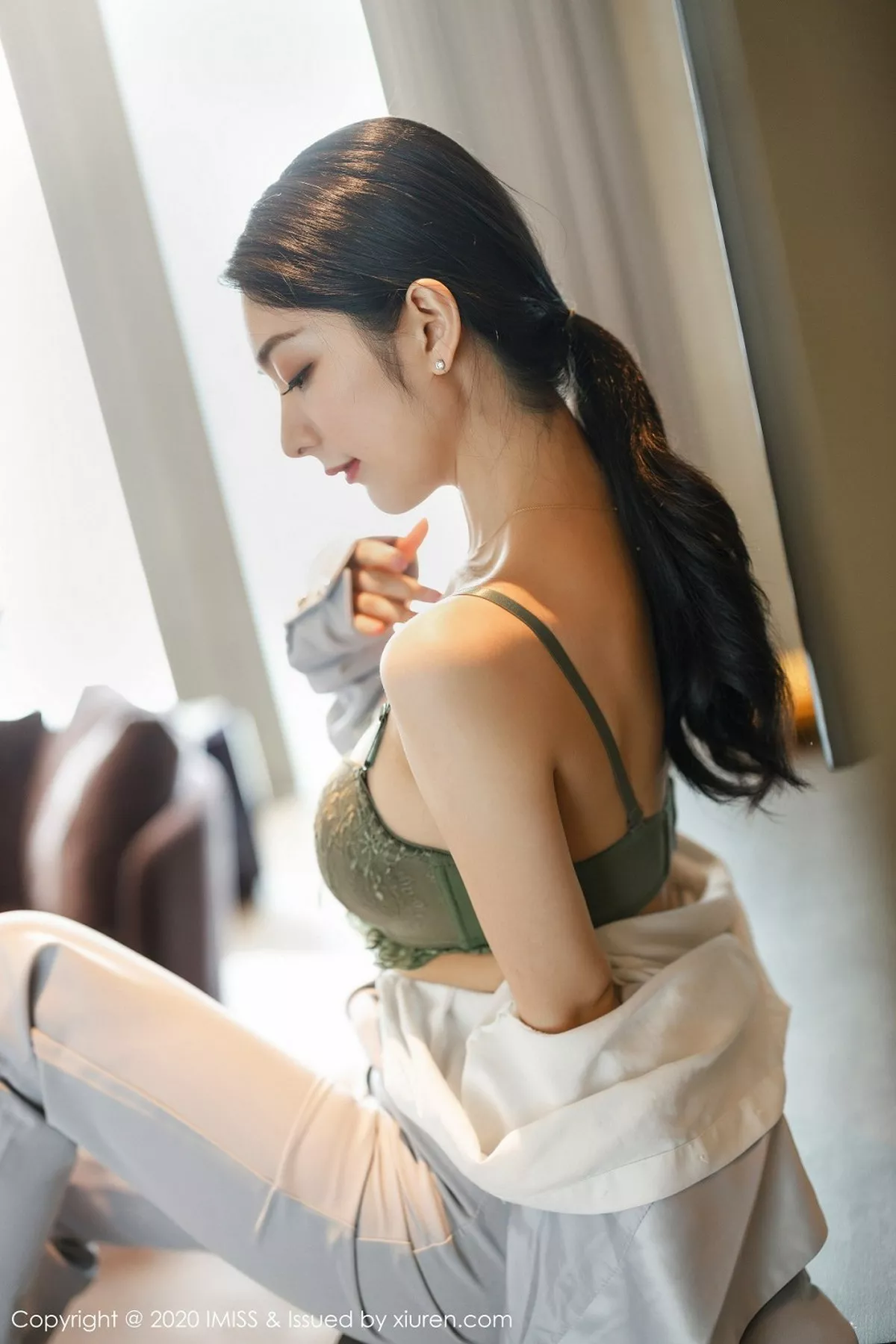 秀人集.com_[IMISS爱蜜社]Vol.483_女神@Angela小热巴飒爽干练西装半脱露性感内衣诱惑写真58P