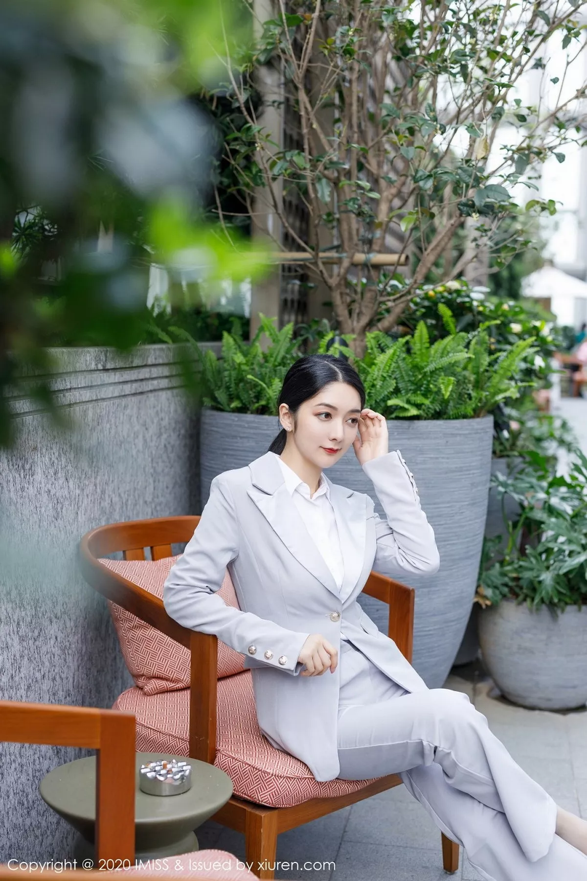 秀人集.com_[IMISS爱蜜社]Vol.483_女神@Angela小热巴飒爽干练西装半脱露性感内衣诱惑写真58P