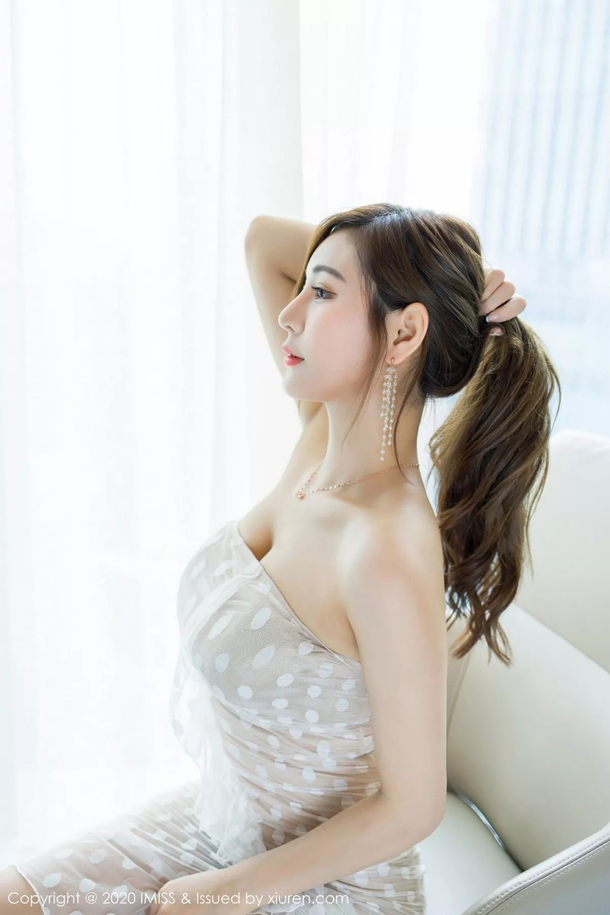 秀人集.com_[IMISS爱蜜社]Vol.486_女神Lavinia肉私房脱低胸吊裙露性感内衣秀完美身材诱惑写真52P