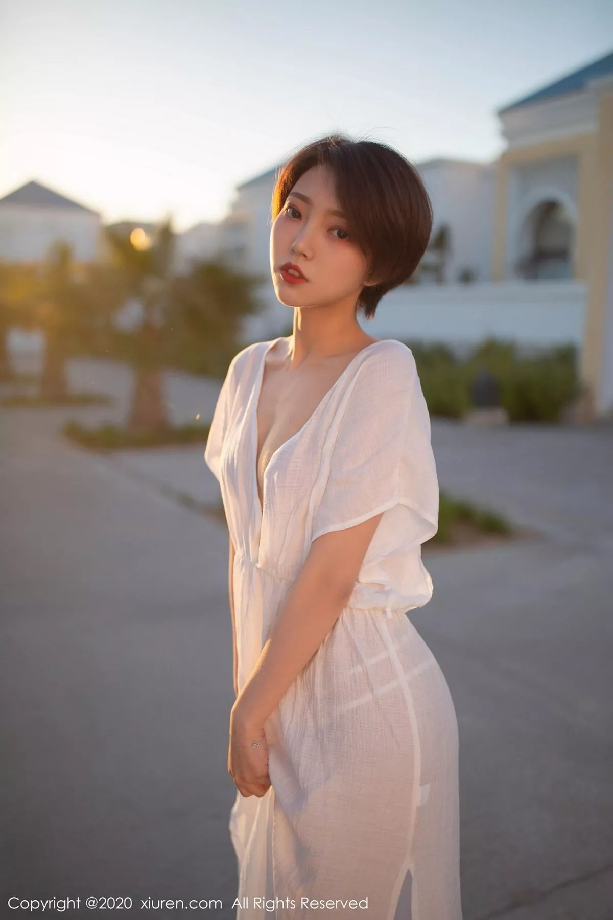 秀人集.com_[XiuRen秀人网]No.2405_嫩模冯木木LRIS户外白色睡衣+私房白色蕾丝内衣惹火诱惑写真82P