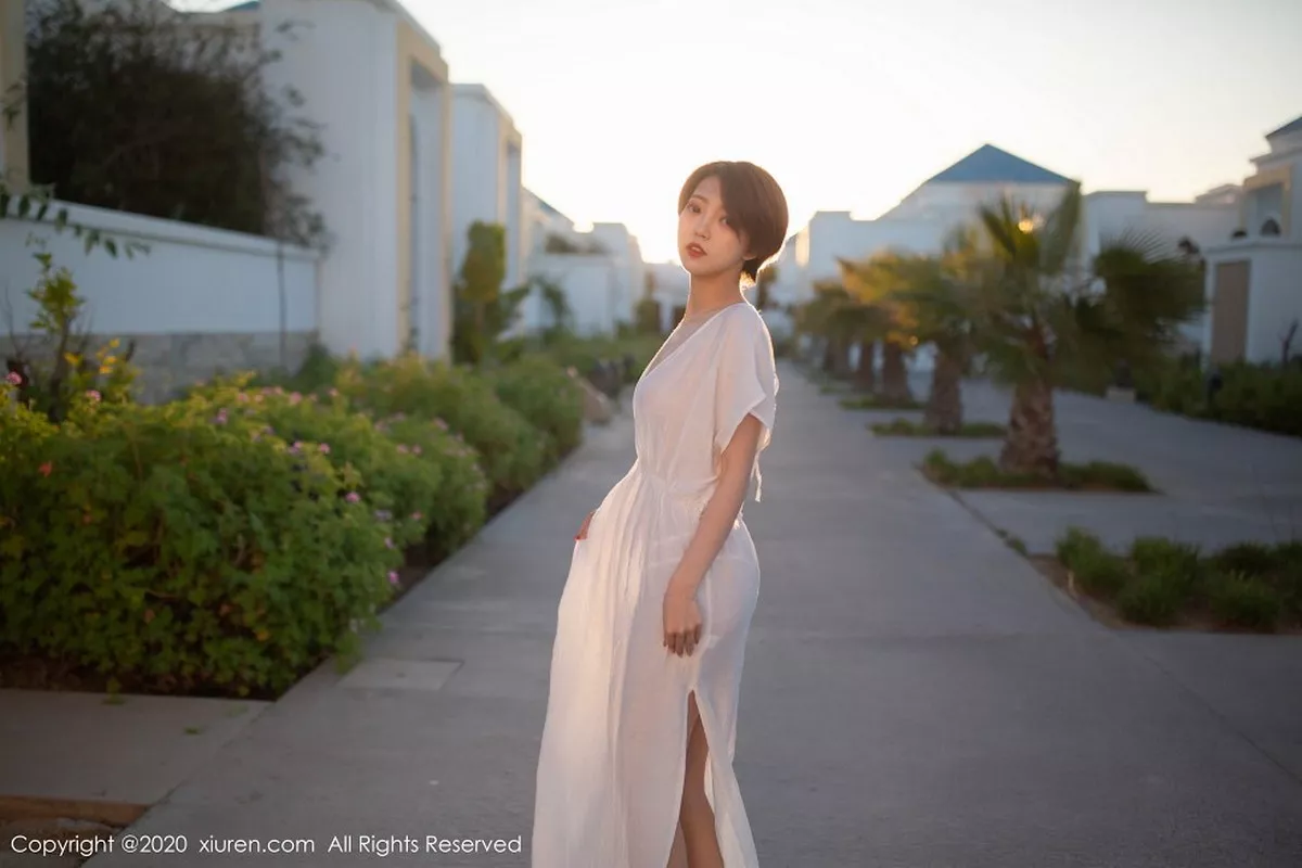 秀人集.com_[XiuRen秀人网]No.2405_嫩模冯木木LRIS户外白色睡衣+私房白色蕾丝内衣惹火诱惑写真82P