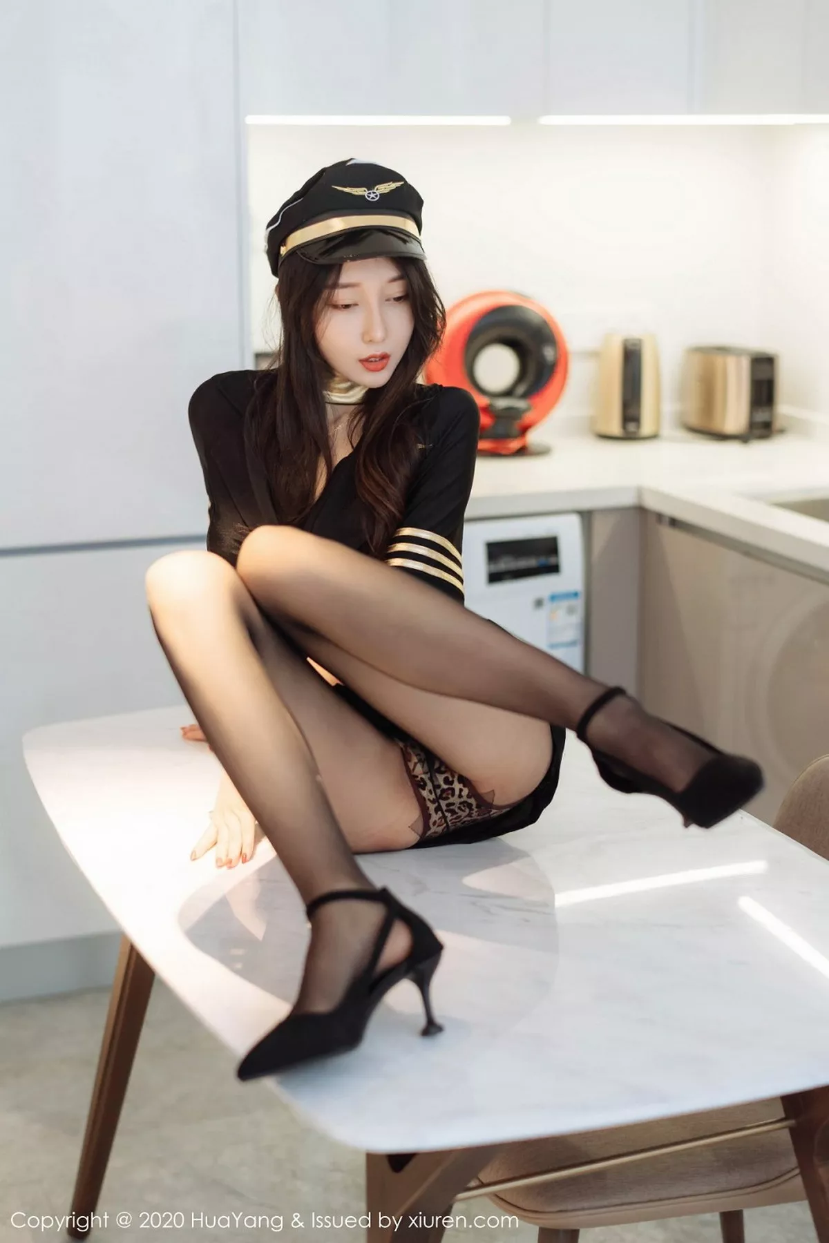 秀人集.com_[HuaYang花漾]Vol.269_嫩模玥儿玥er机长制服主题黑丝裤袜秀豹纹内裤极致诱惑写真73P