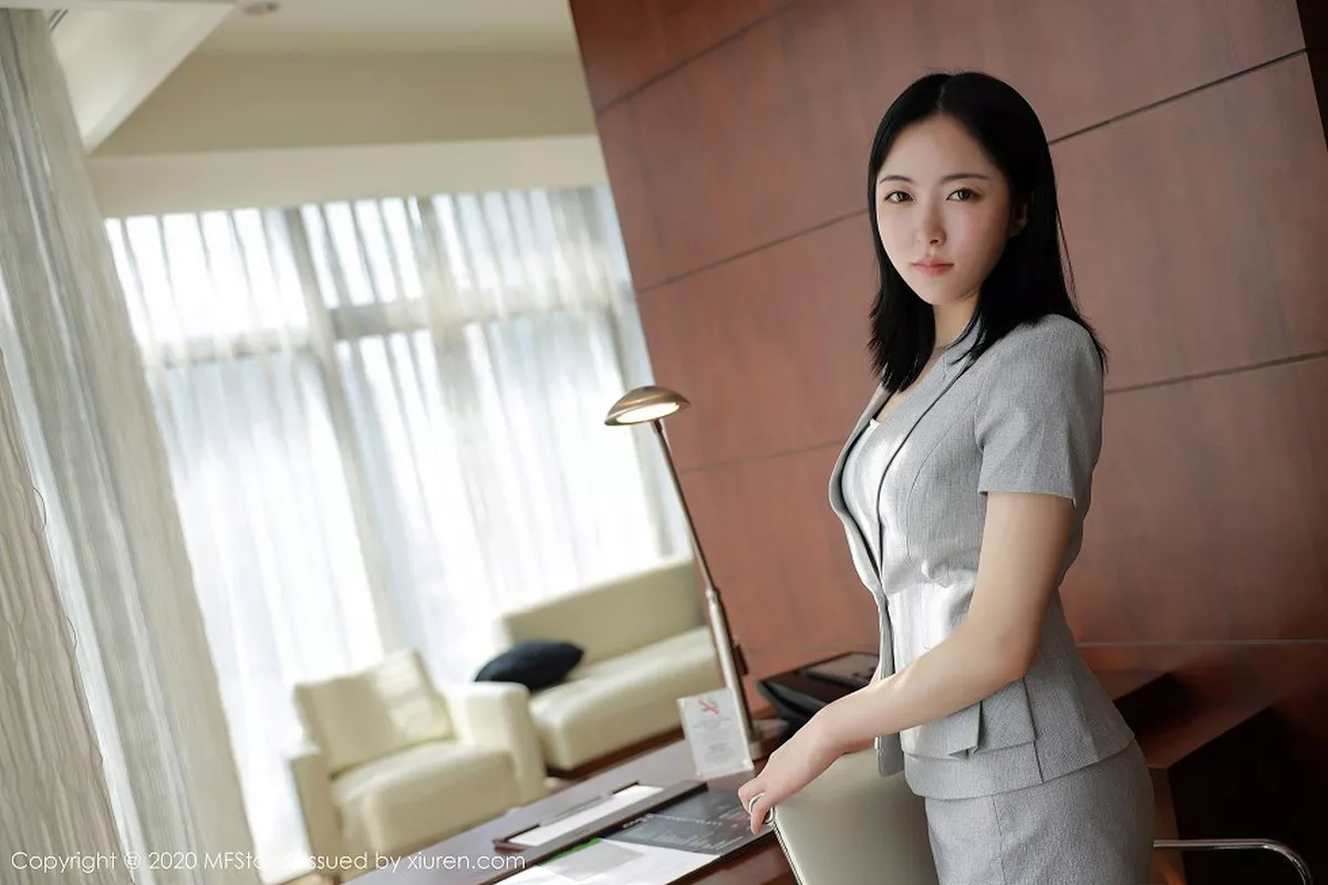 秀人集.com_[MFStar模范学院]Vol.366_嫩模林小艺职场职业OL主题性感黑丝裤袜秀美腿诱惑写真55P