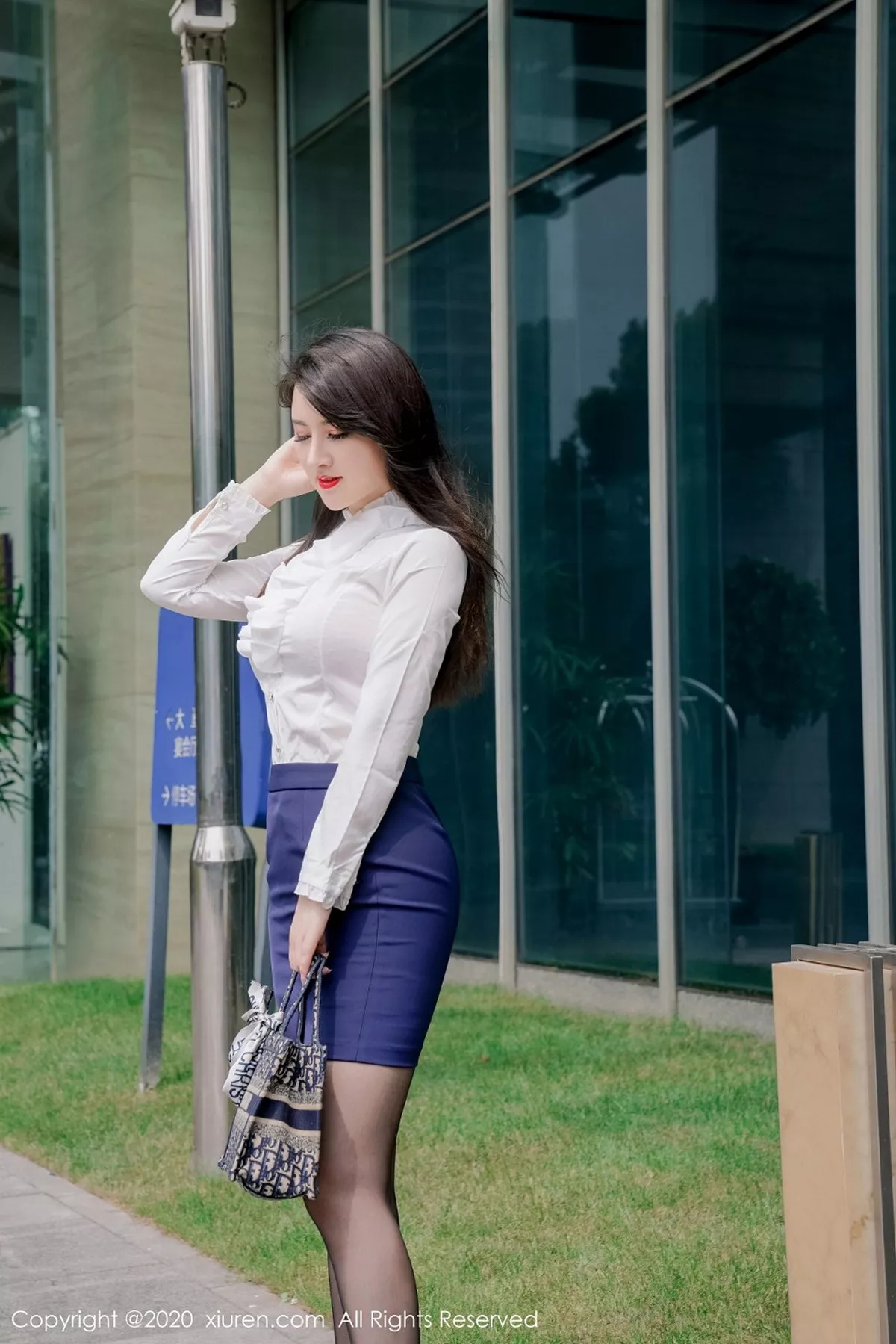 秀人集.com_[XiuRen秀人网]No.2437_嫩模诗诗kiki脱性感白衬衣露粉色内衣黑丝裤袜撩人诱惑写真45P