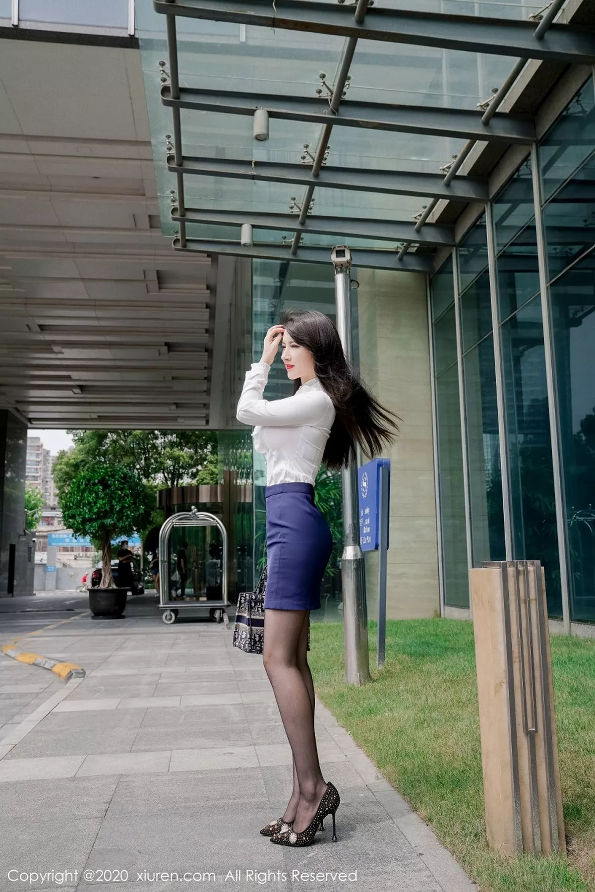 秀人集.com_[XiuRen秀人网]No.2437_嫩模诗诗kiki脱性感白衬衣露粉色内衣黑丝裤袜撩人诱惑写真45P