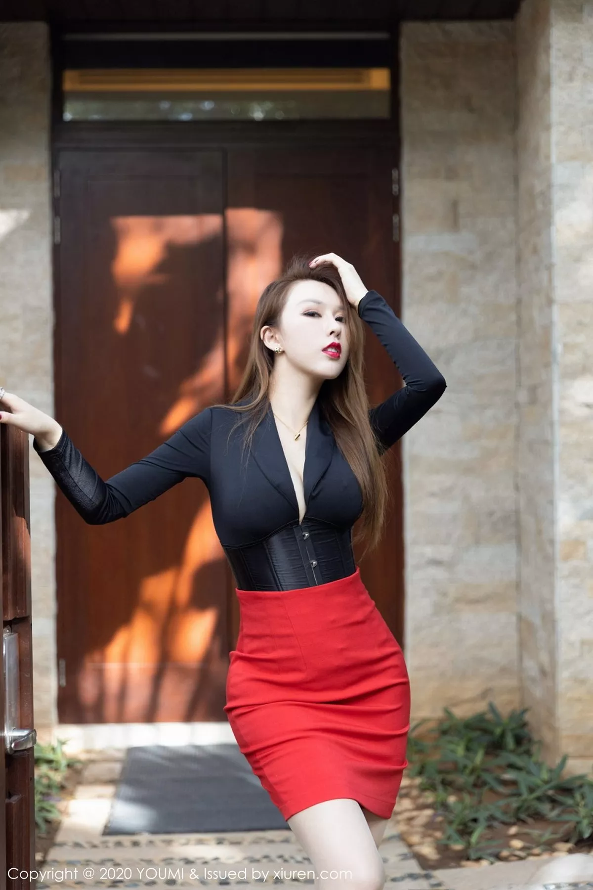 秀人集.com_[YouMi尤蜜荟]Vol.507_女神Egg-尤妮丝三亚旅拍私房脱猩红短裙秀火辣身材诱惑写真56P