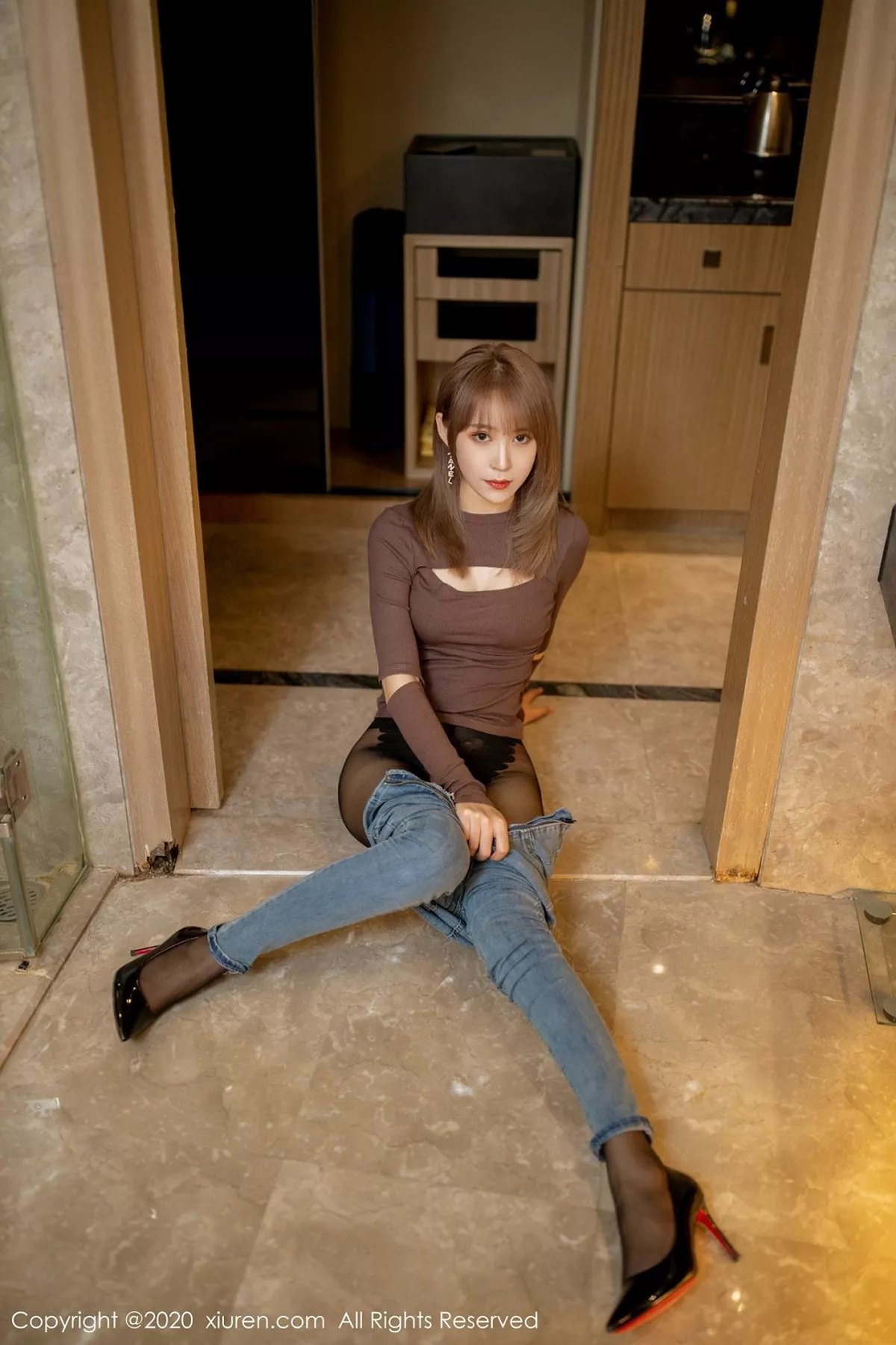 秀人集.com_[XiuRen秀人网]No.2443_丽质模特周慕汐fairy私房脱紧身牛仔裤露无内黑丝裤袜诱惑写真56P