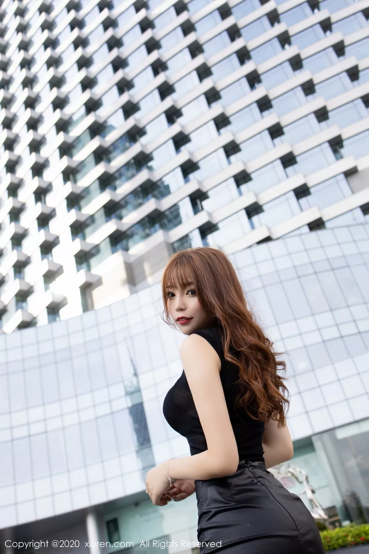 秀人集.com_[XiuRen秀人网]No.2445_女神芝芝Booty时尚街拍性感内衣配黑丝裤袜秀火辣身材诱惑写真64P