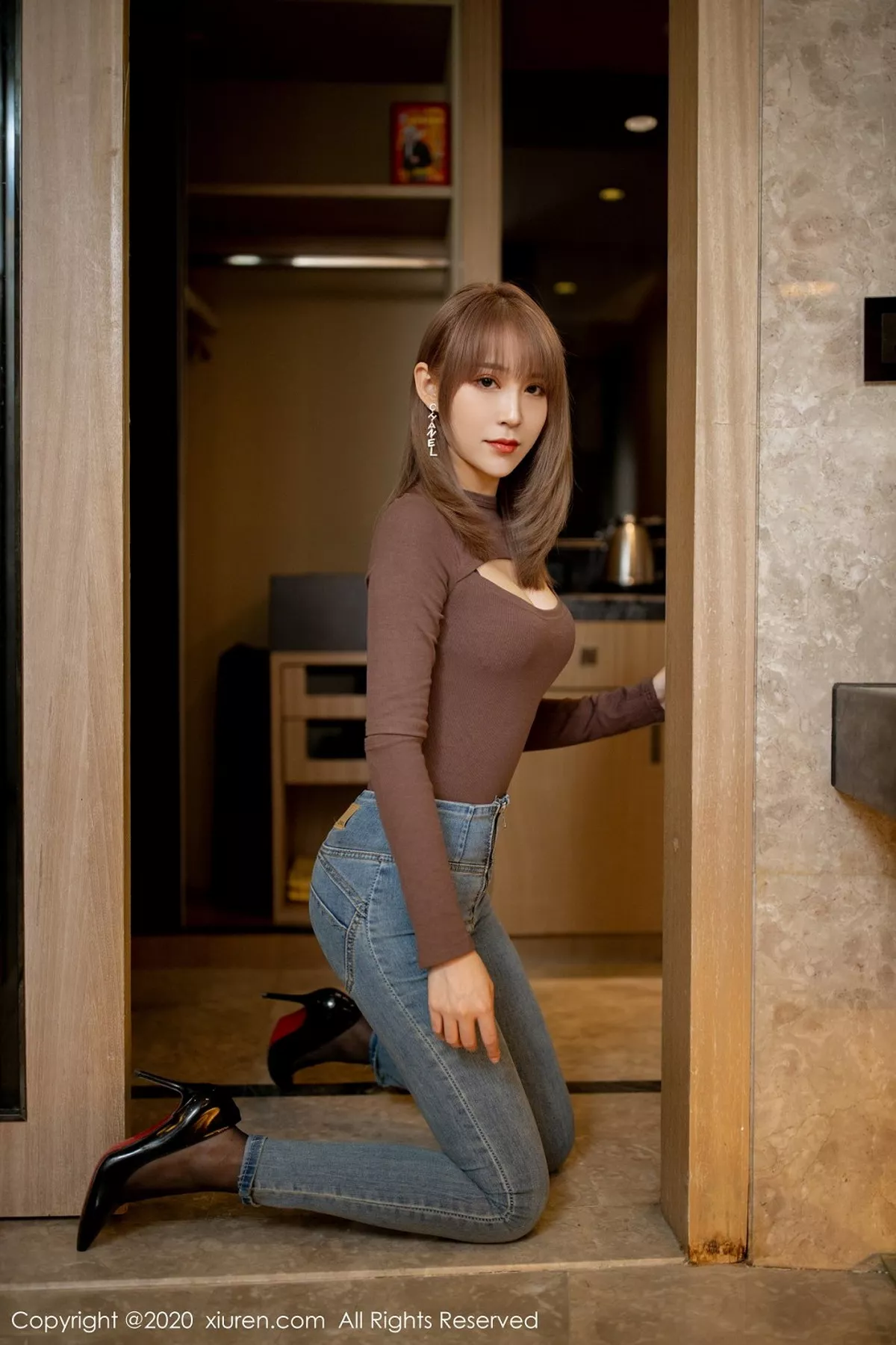 秀人集.com_[XiuRen秀人网]No.2443_丽质模特周慕汐fairy私房脱紧身牛仔裤露无内黑丝裤袜诱惑写真56P