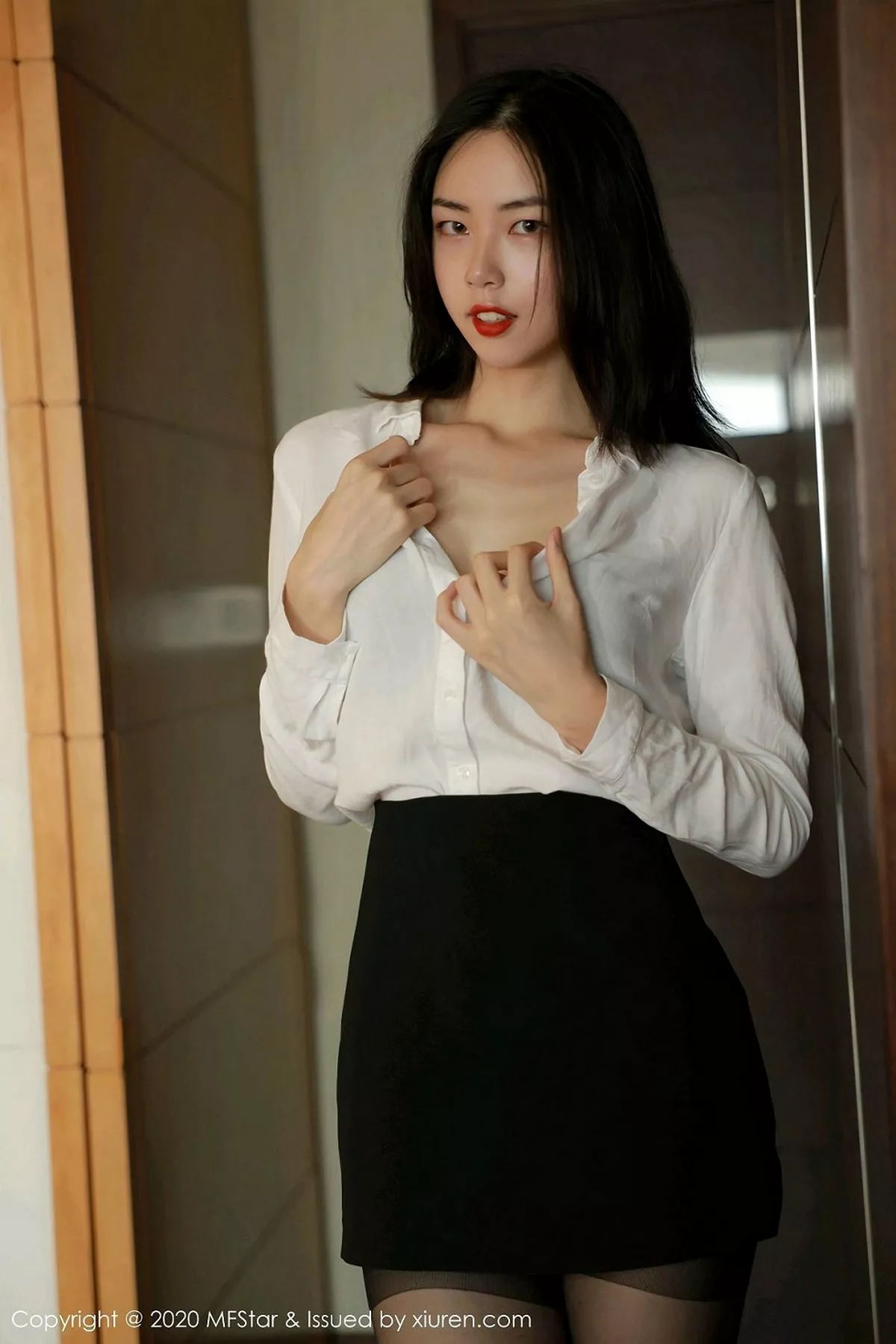 秀人集.com_[MFStar模范学院]Vol.371_嫩模噜噜妞儿经典职场0L主题黑短裙配黑丝裤袜诱惑写真56P