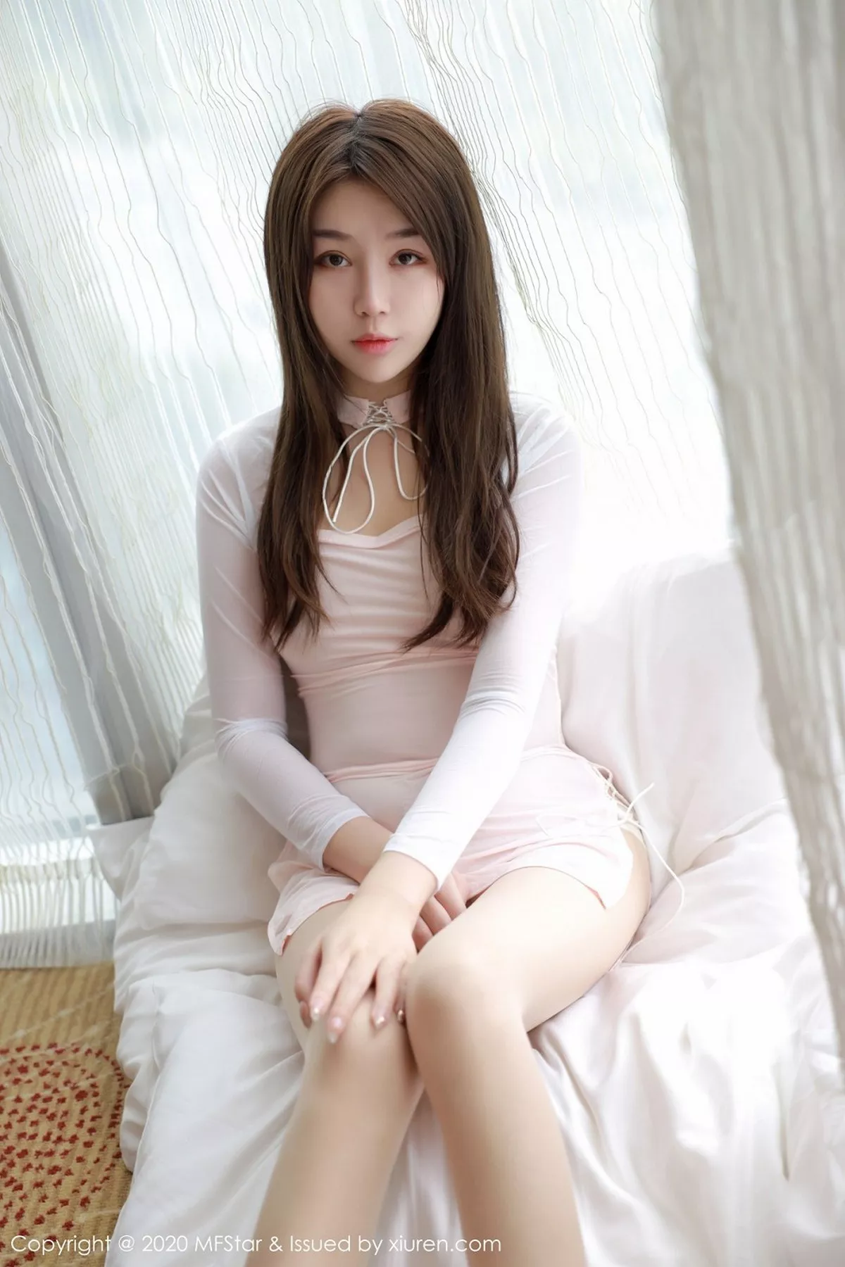 秀人集.com_[MFStar模范学院]Vol.372_嫩模梦梵私房白色连身裙配超薄肉丝裤袜秀美腿诱惑写真40P