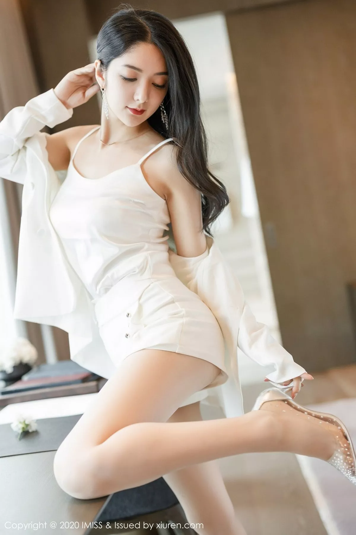 秀人集.com_[IMISS爱蜜社]Vol.484_女神Angela小热巴私房性感白色睡裙配肉丝裤袜撩人诱惑写真73P