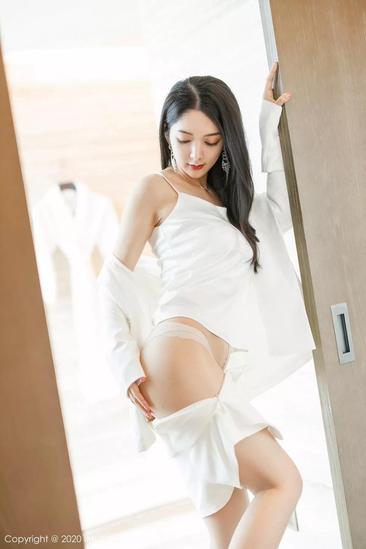 秀人集.com_[IMISS爱蜜社]Vol.484_女神Angela小热巴私房性感白色睡裙配肉丝裤袜撩人诱惑写真73P