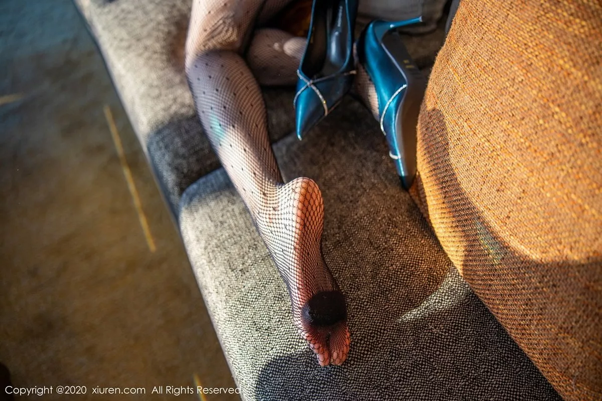 秀人集.com_[XiuRen秀人网]No.2378_嫩模梦心月澳门心愿旅拍白衬衣配黑皮裙半脱秀高挑身材诱惑写真100P