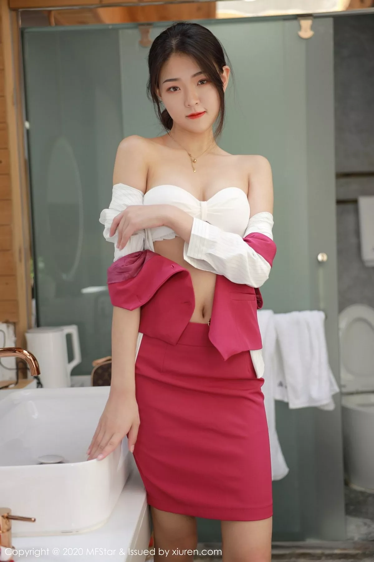 秀人集.com_[MFStar模范学院]Vol.356_嫩模Laura苏雨彤大理旅拍性感空乘制服半脱撩人诱惑写真60P