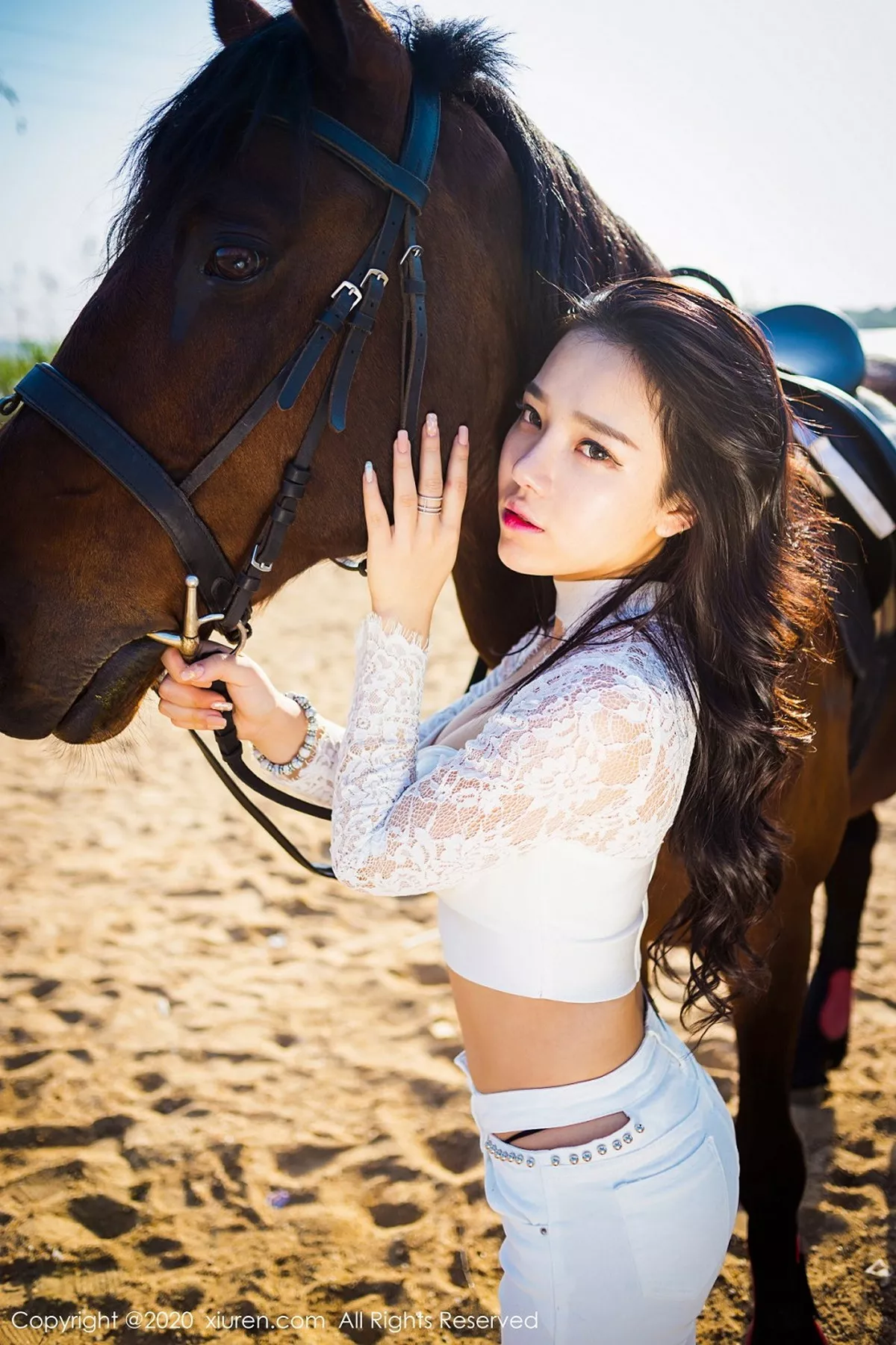 秀人集.com_[XiuRen秀人网]No.2380_嫩模夏雪爱户外JK制服+白色缕空马术服秀完美身材性感写真41P