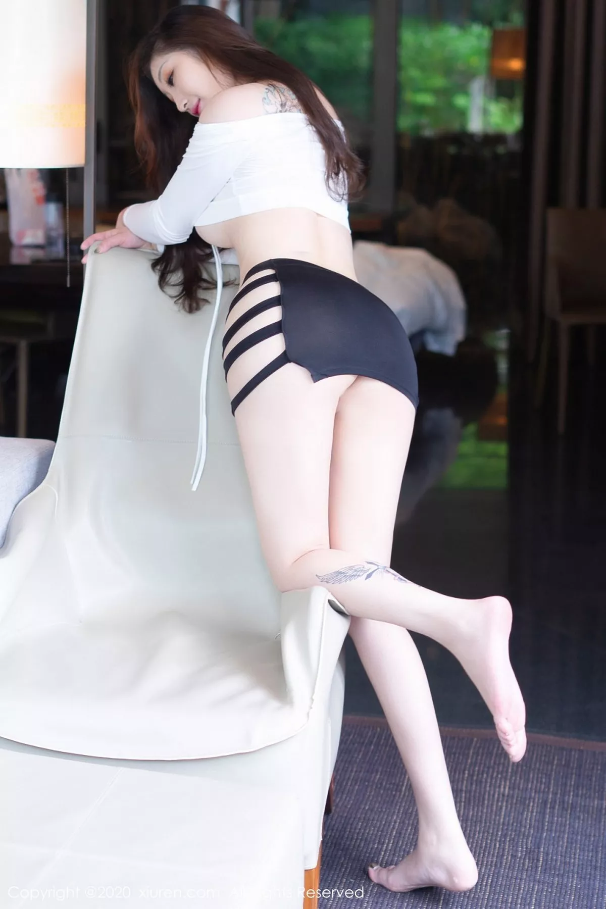 秀人集.com_[XiuRen秀人网]No.2385_女神妲己_Toxic三亚旅拍私房沙发上超短服饰秀丰胸肥臀诱惑写真50P