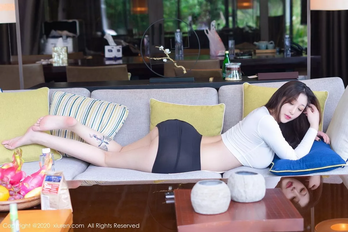 秀人集.com_[XiuRen秀人网]No.2385_女神妲己_Toxic三亚旅拍私房沙发上超短服饰秀丰胸肥臀诱惑写真50P