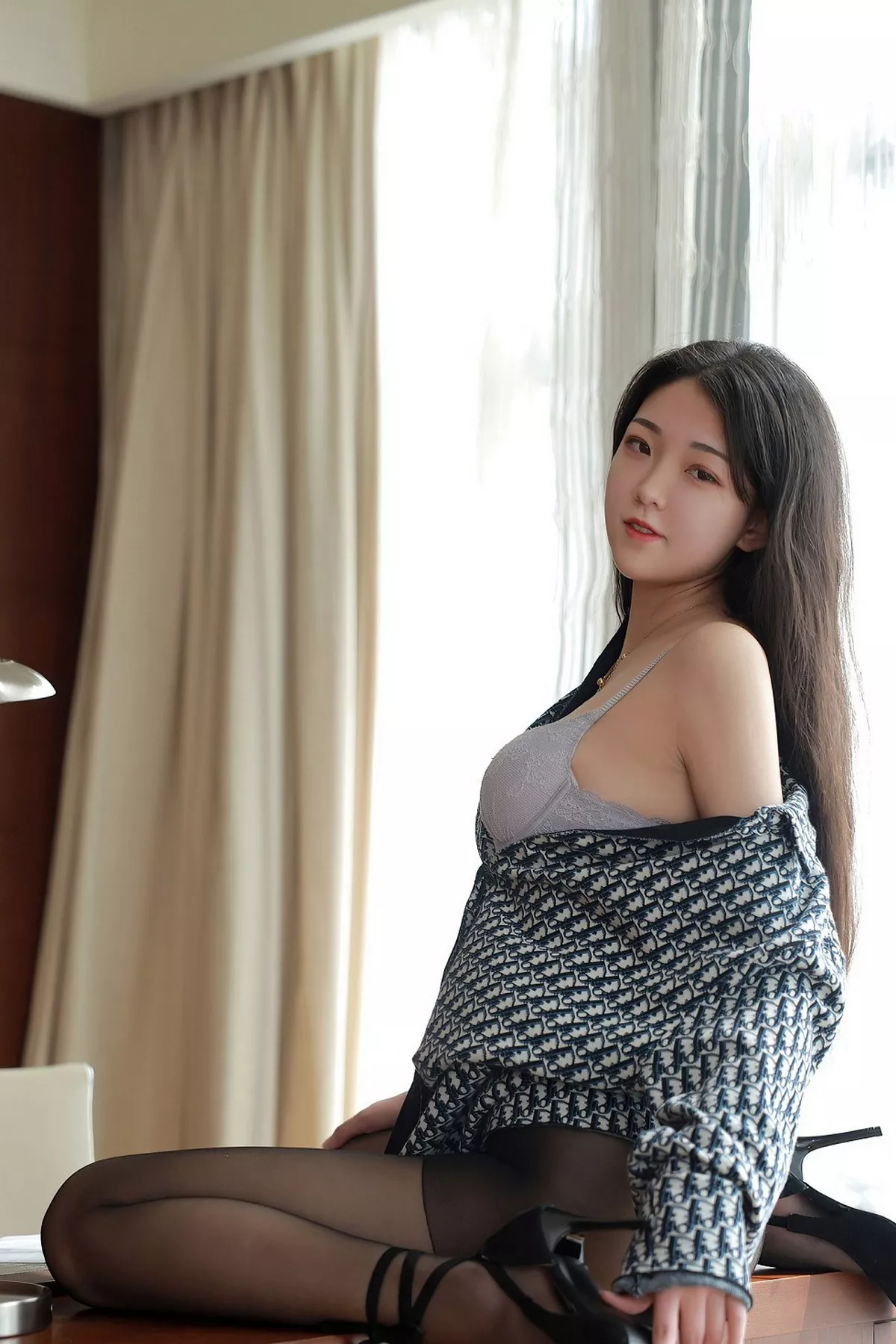 秀人集.com_[MFStar模范学院]Vol.374_嫩模Laura苏雨彤格子衬衫秀性感内衣无内黑丝裤袜诱惑写真52P