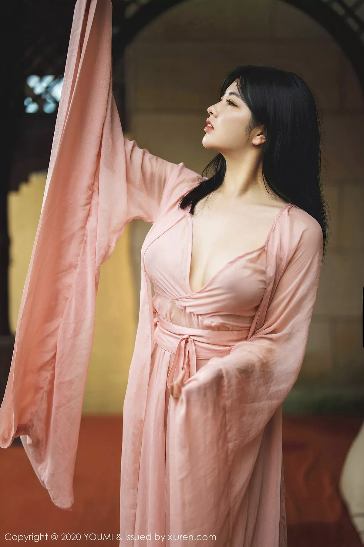 秀人集.com_[YouMi尤蜜荟]Vol.523_女神娜露Selena西双版纳旅拍轻薄粉色长裙秀傲人豪乳诱惑写真89P