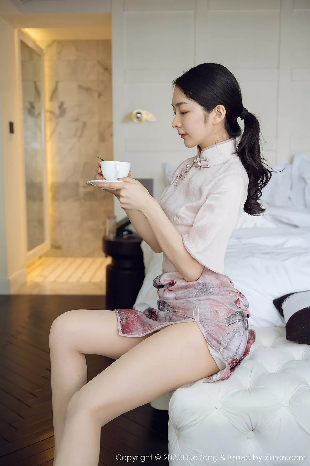 秀人集.com_[HuaYang花漾]Vol.285_女神Angela小热巴云南旅拍典雅吊裙+古韵旗袍完美诱惑写真60P