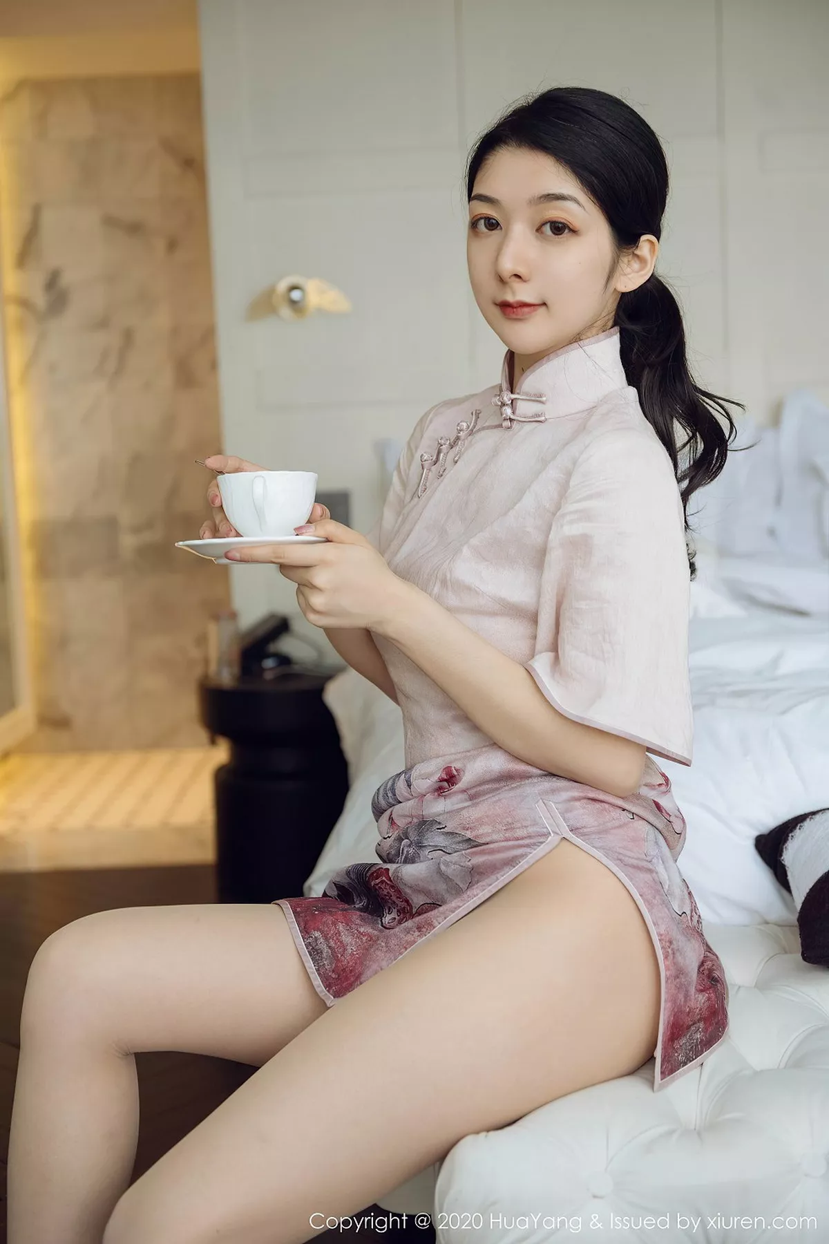 秀人集.com_[HuaYang花漾]Vol.285_女神Angela小热巴云南旅拍典雅吊裙+古韵旗袍完美诱惑写真60P