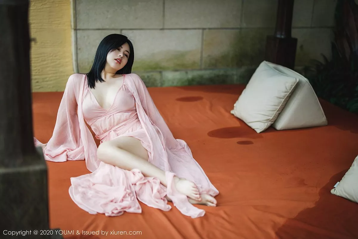 秀人集.com_[YouMi尤蜜荟]Vol.523_女神娜露Selena西双版纳旅拍轻薄粉色长裙秀傲人豪乳诱惑写真89P